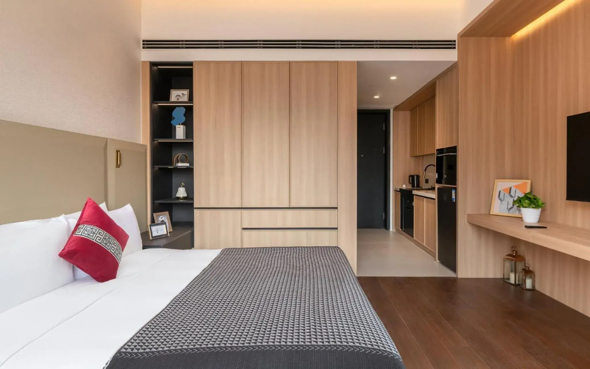 Photo of the whole room, Bed in InterContinental Hotels Shanghai Jing'An Ser Apt.by IHG Photo of the whole room, Bed in InterContinental Hotels Shanghai Jing'An Ser Apt.by IHG