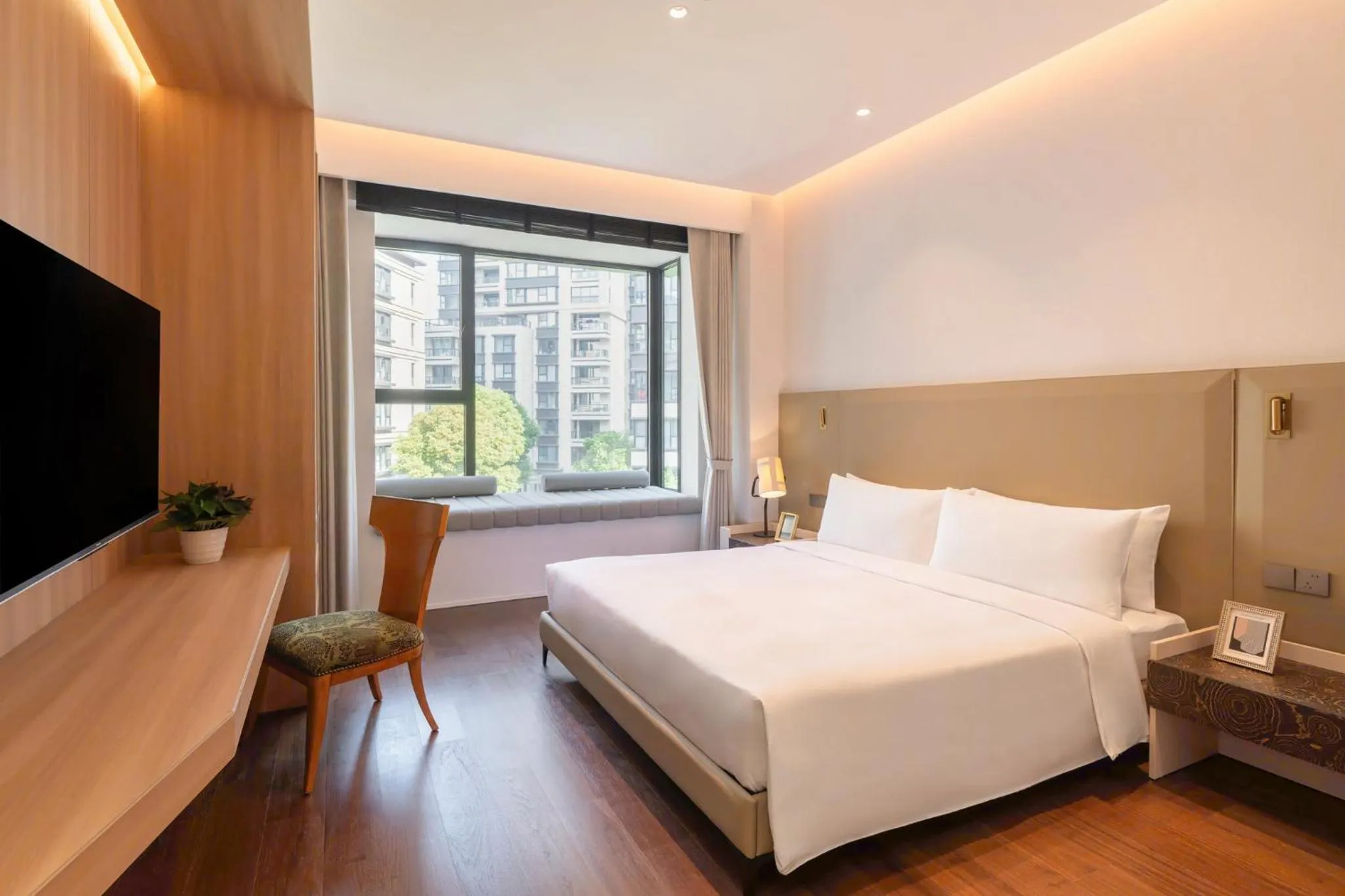 Photo of the whole room, Bed in InterContinental Hotels Shanghai Jing'An Ser Apt.by IHG