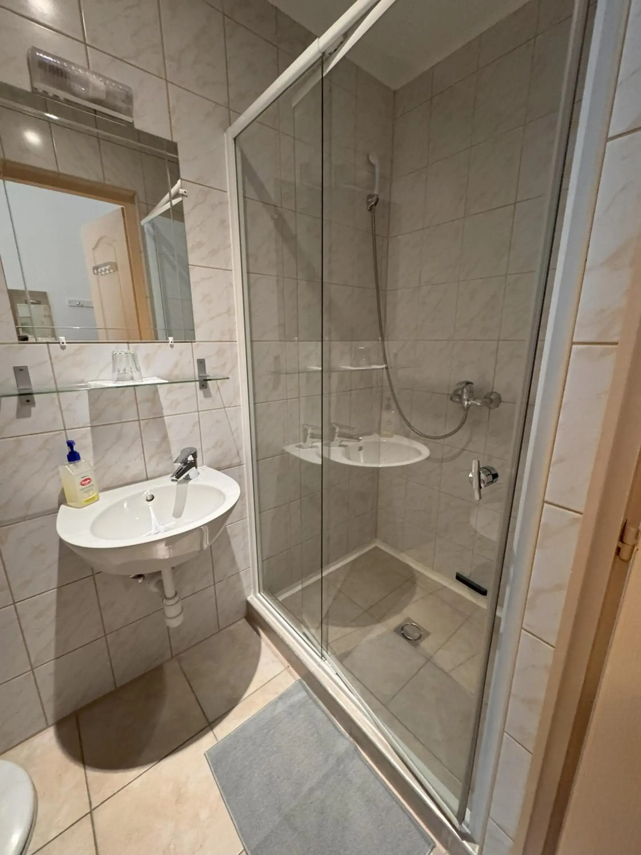 Double or Twin Room in Omega Guesthouse Budapest Double or Twin Room in Omega Guesthouse Budapest