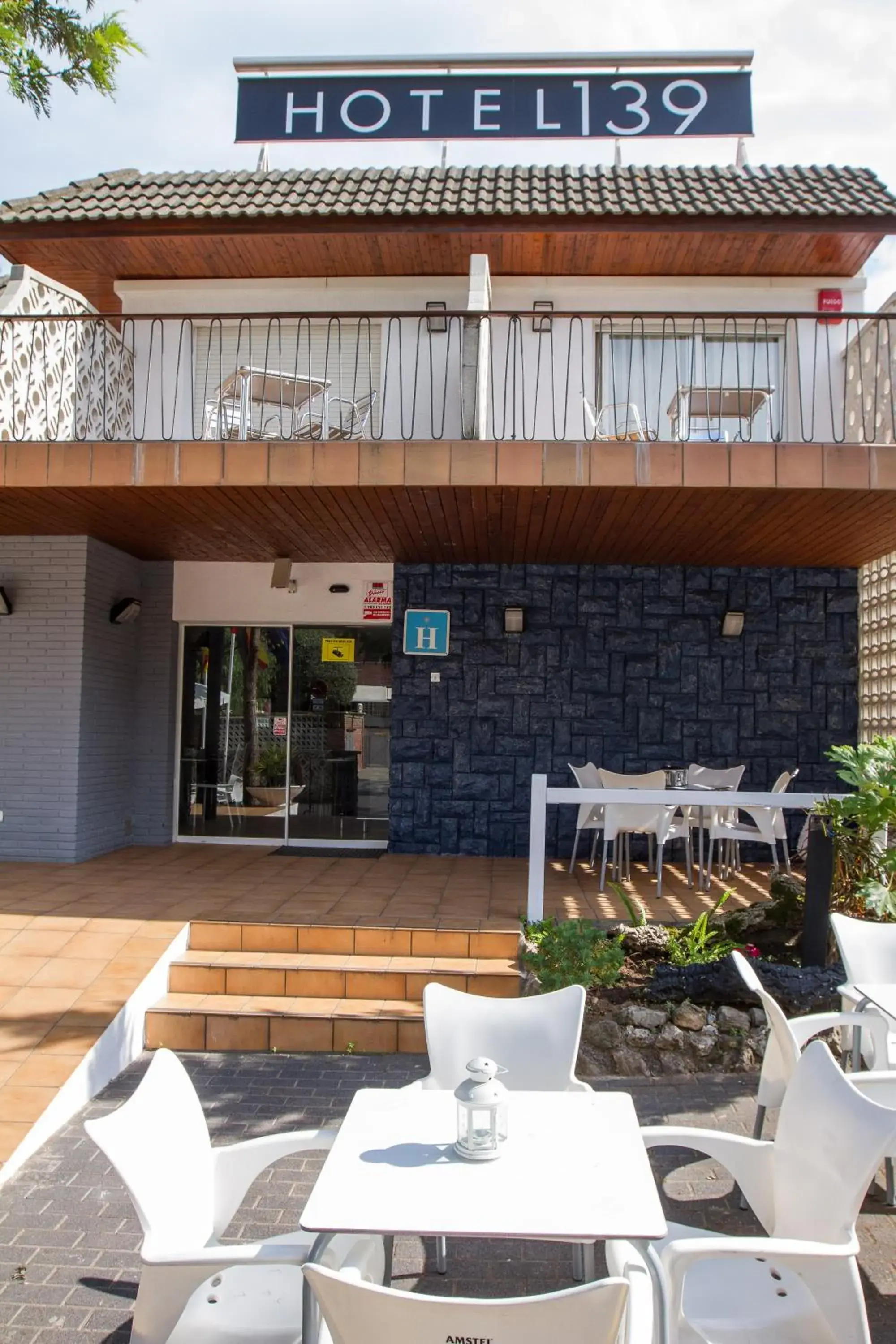 Facade/entrance in Hotel 139 Facade/entrance in Hotel 139