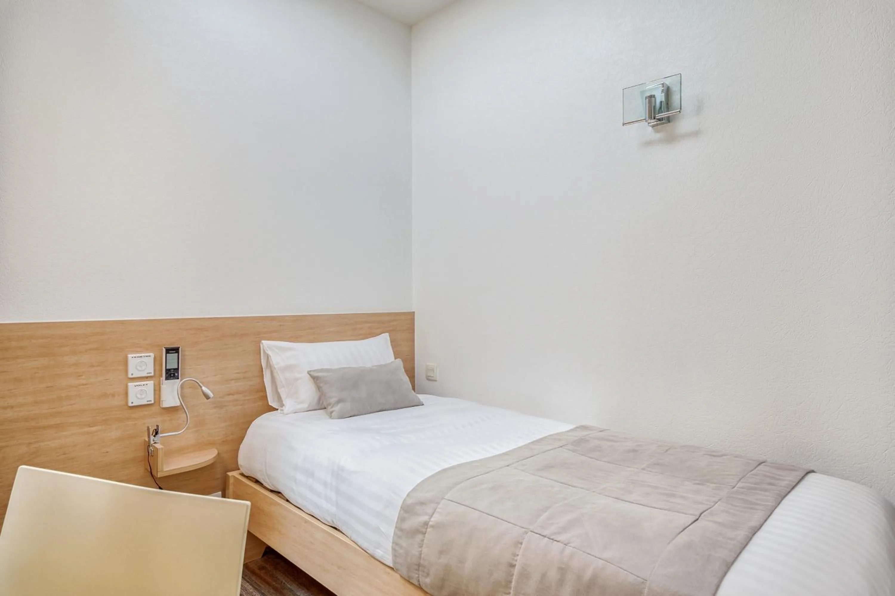 Bed in Hôtel des Voyageurs Centre Bastide