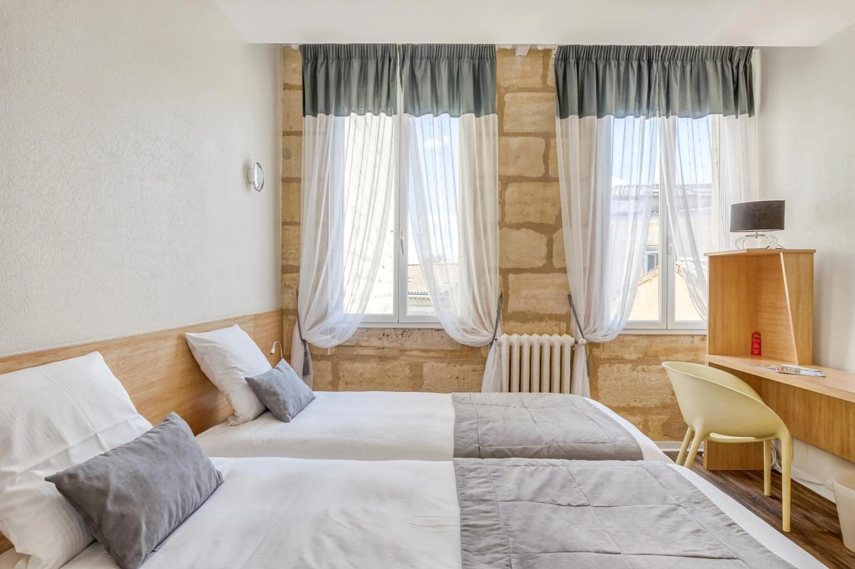 Bed in Hôtel des Voyageurs Centre Bastide