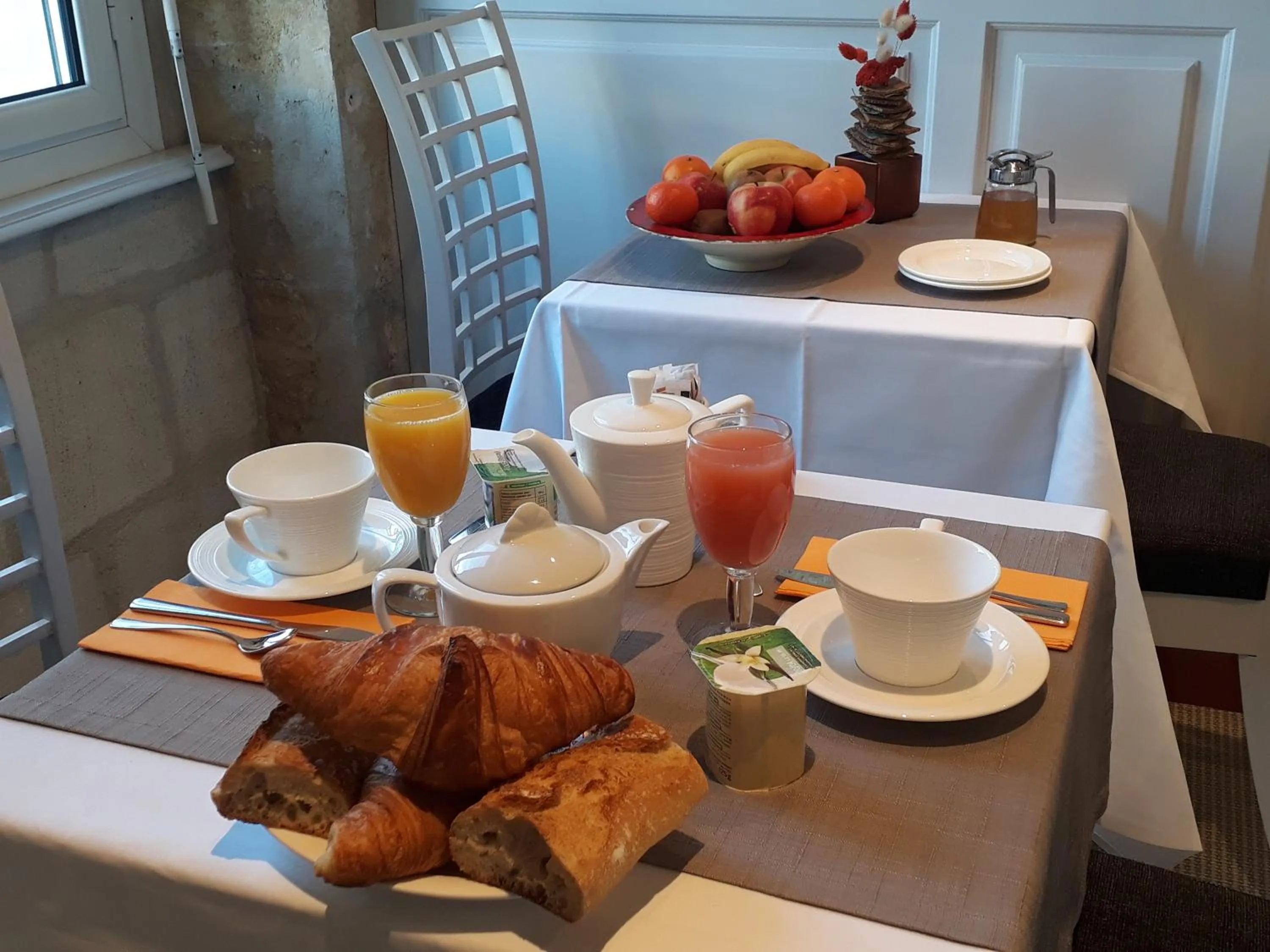 Continental breakfast in Hôtel des Voyageurs Centre Bastide