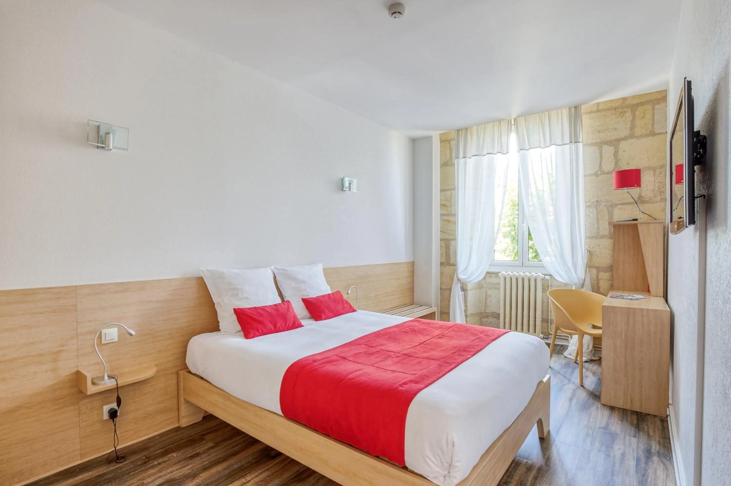 Bed in Hôtel des Voyageurs Centre Bastide