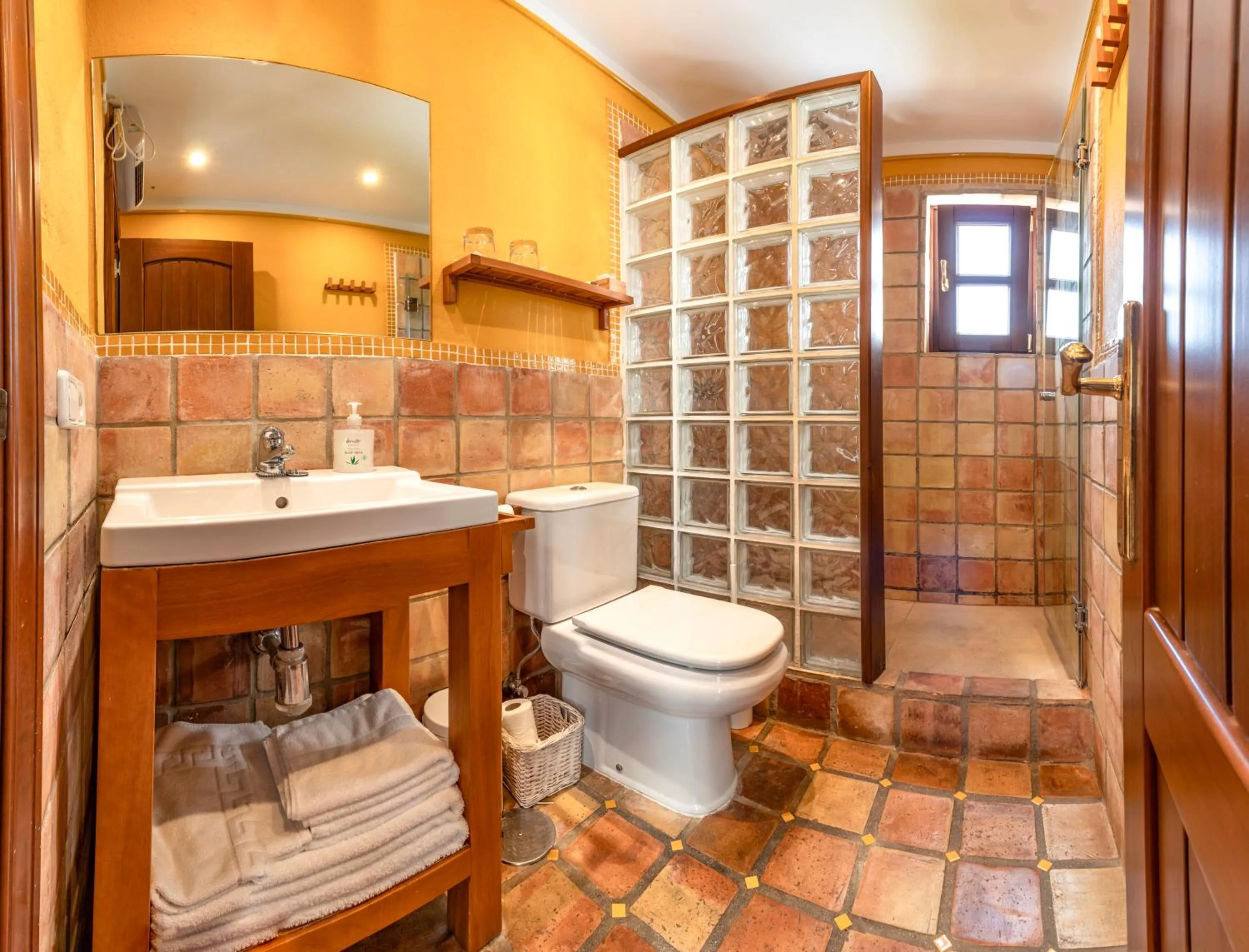 Shower in La Casa de la Iglesia