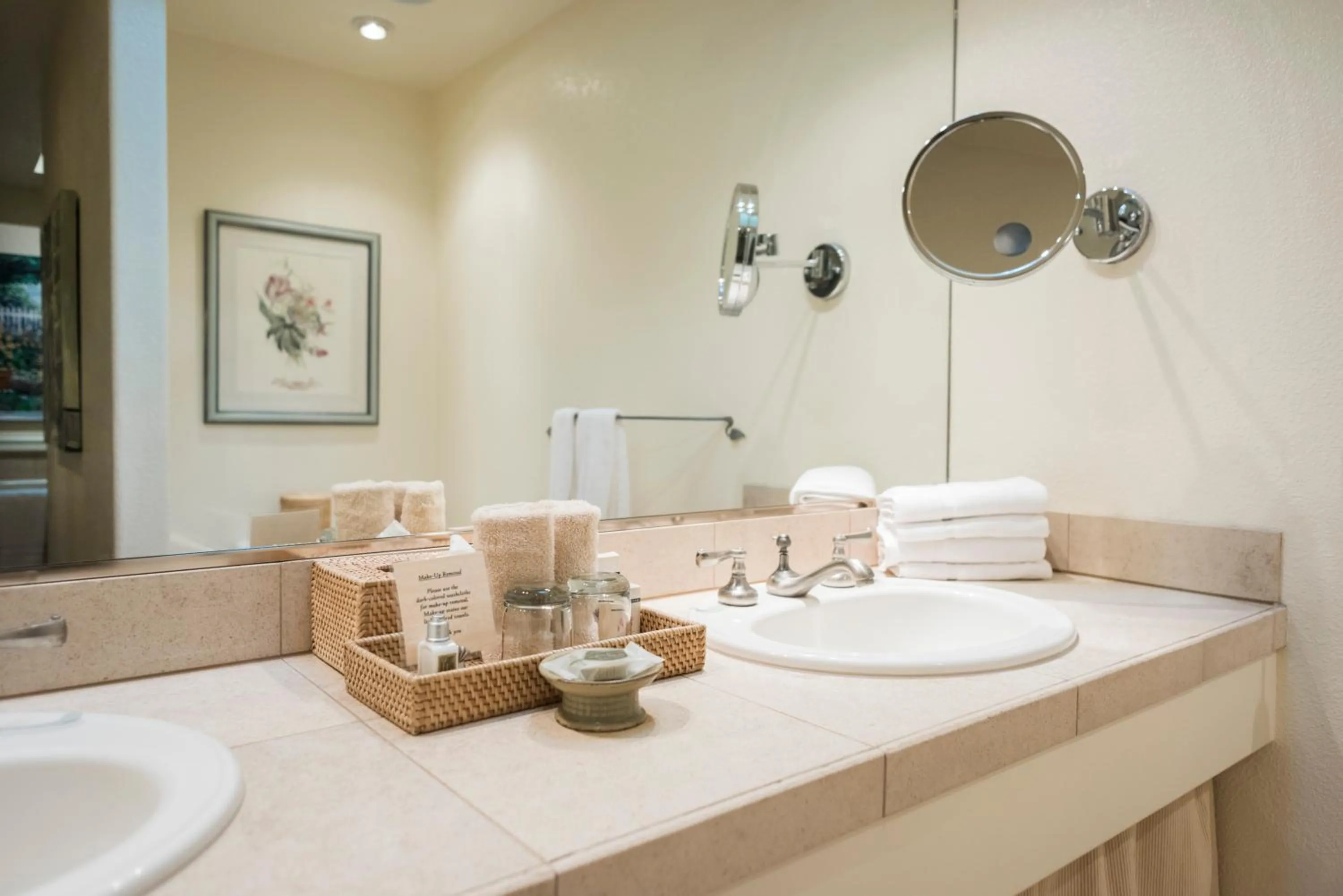 Bathroom in Cottage Grove Inn