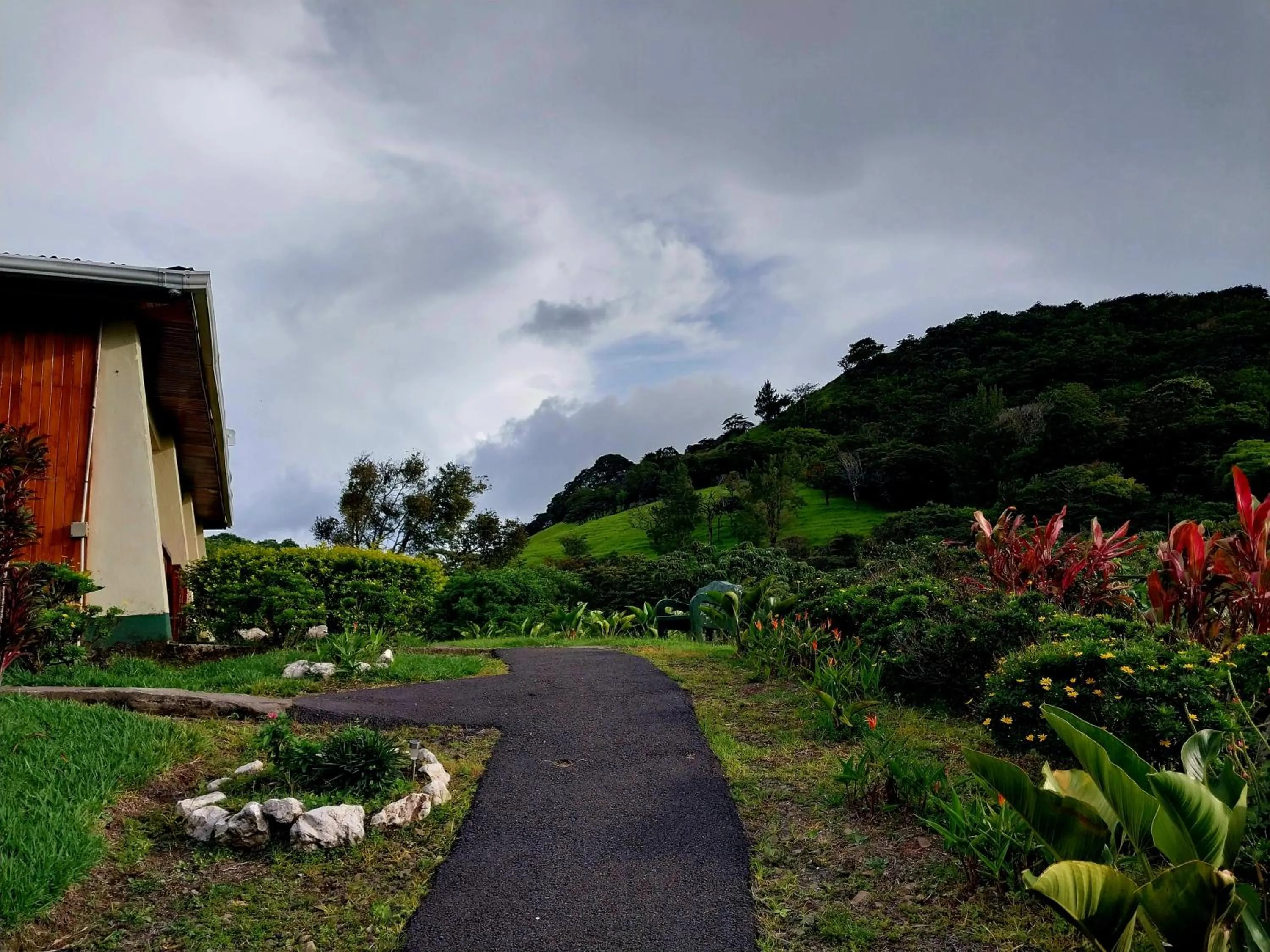 Photo of the whole room in Belcruz family lodge