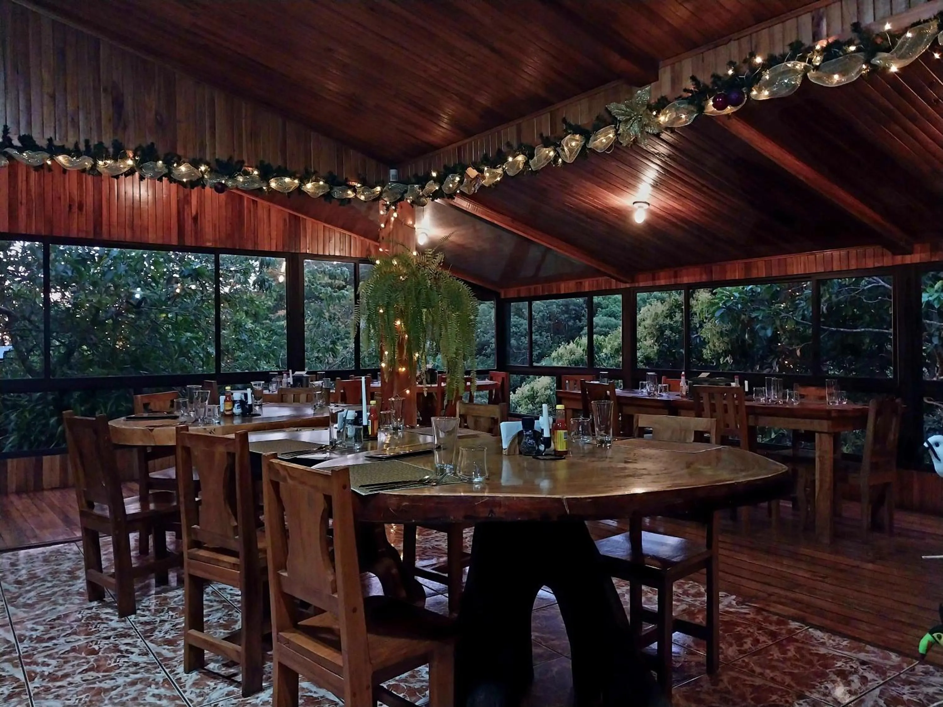 Restaurant/places to eat in Belcruz family lodge