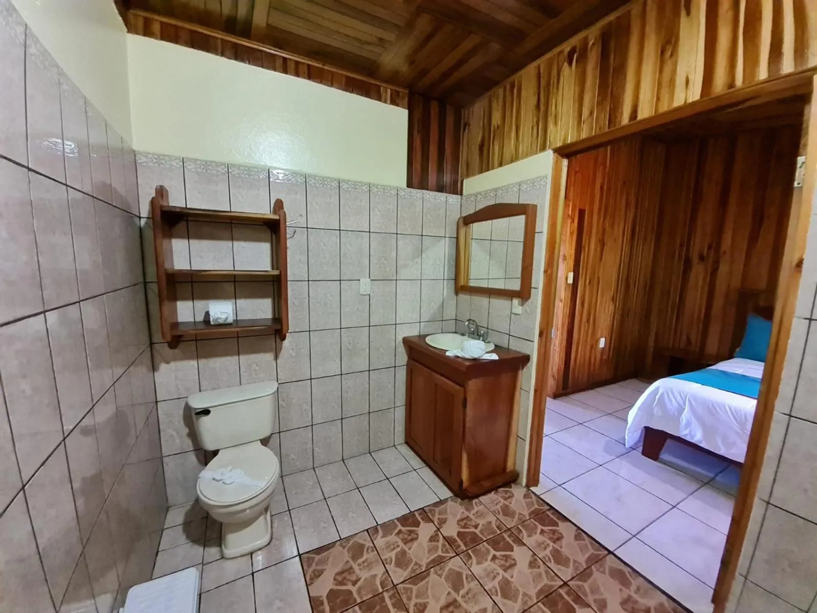 Shower, Bed in Belcruz family lodge