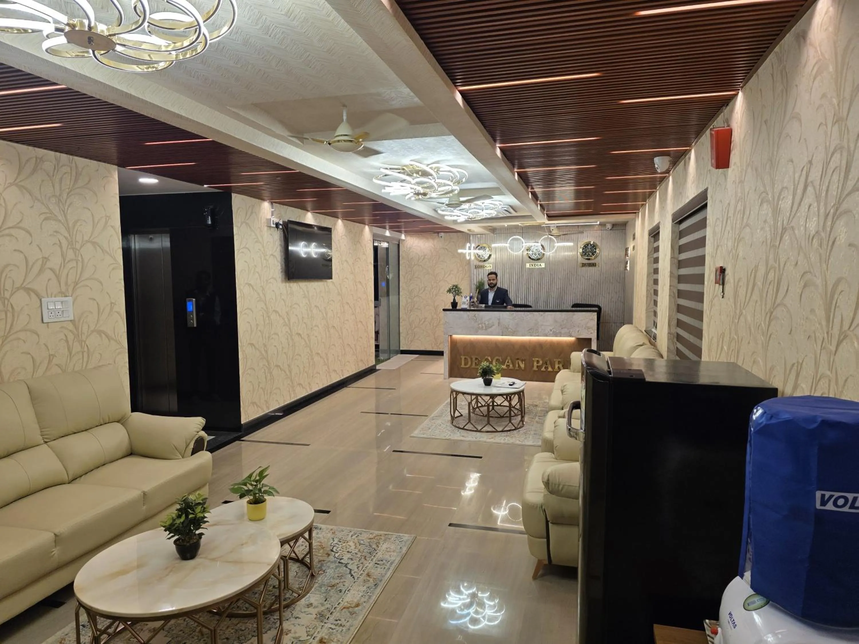 Communal lounge/ TV room in Hotel Deccan Park