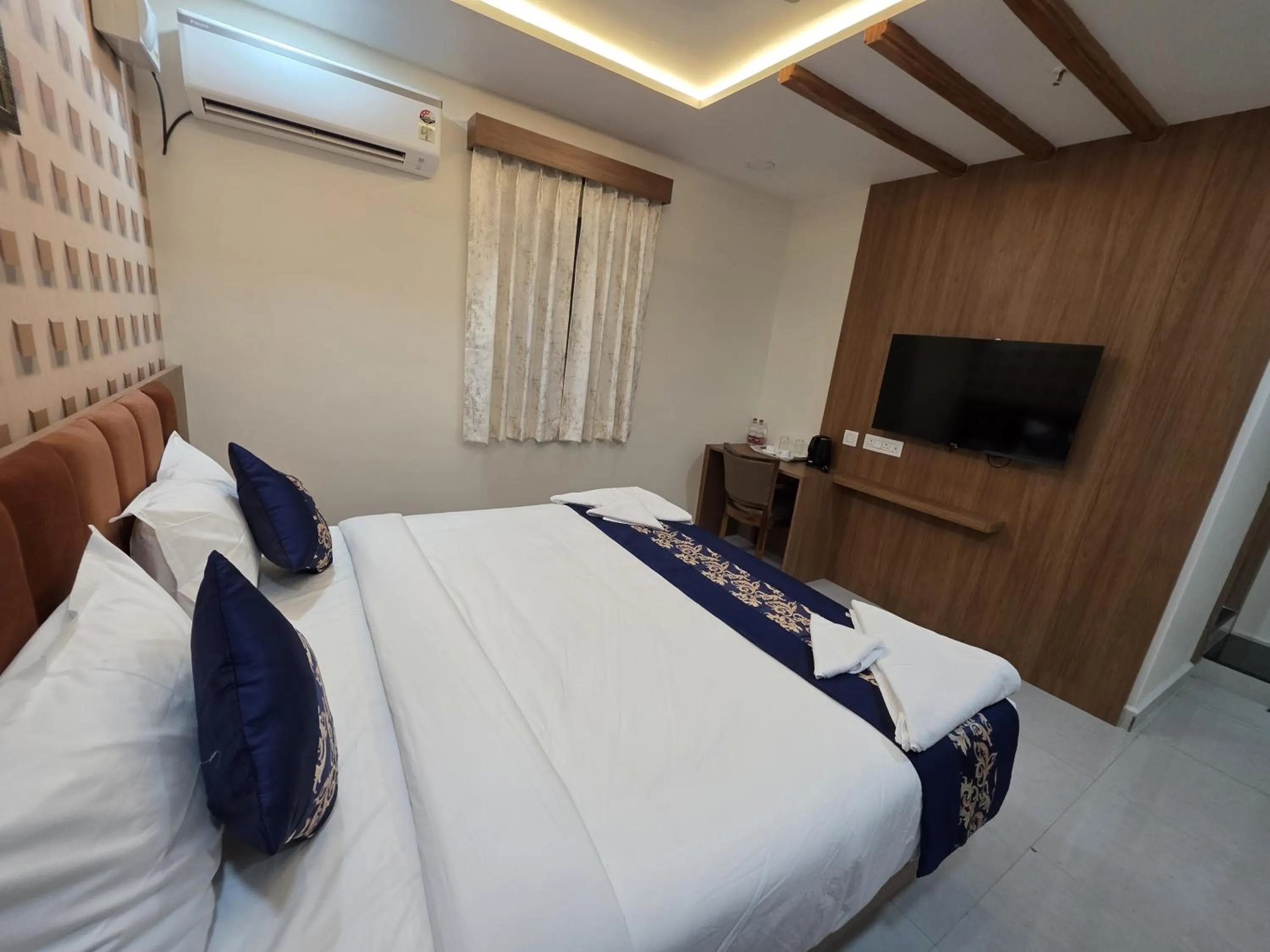 Bedroom, Bed in Hotel Deccan Park
