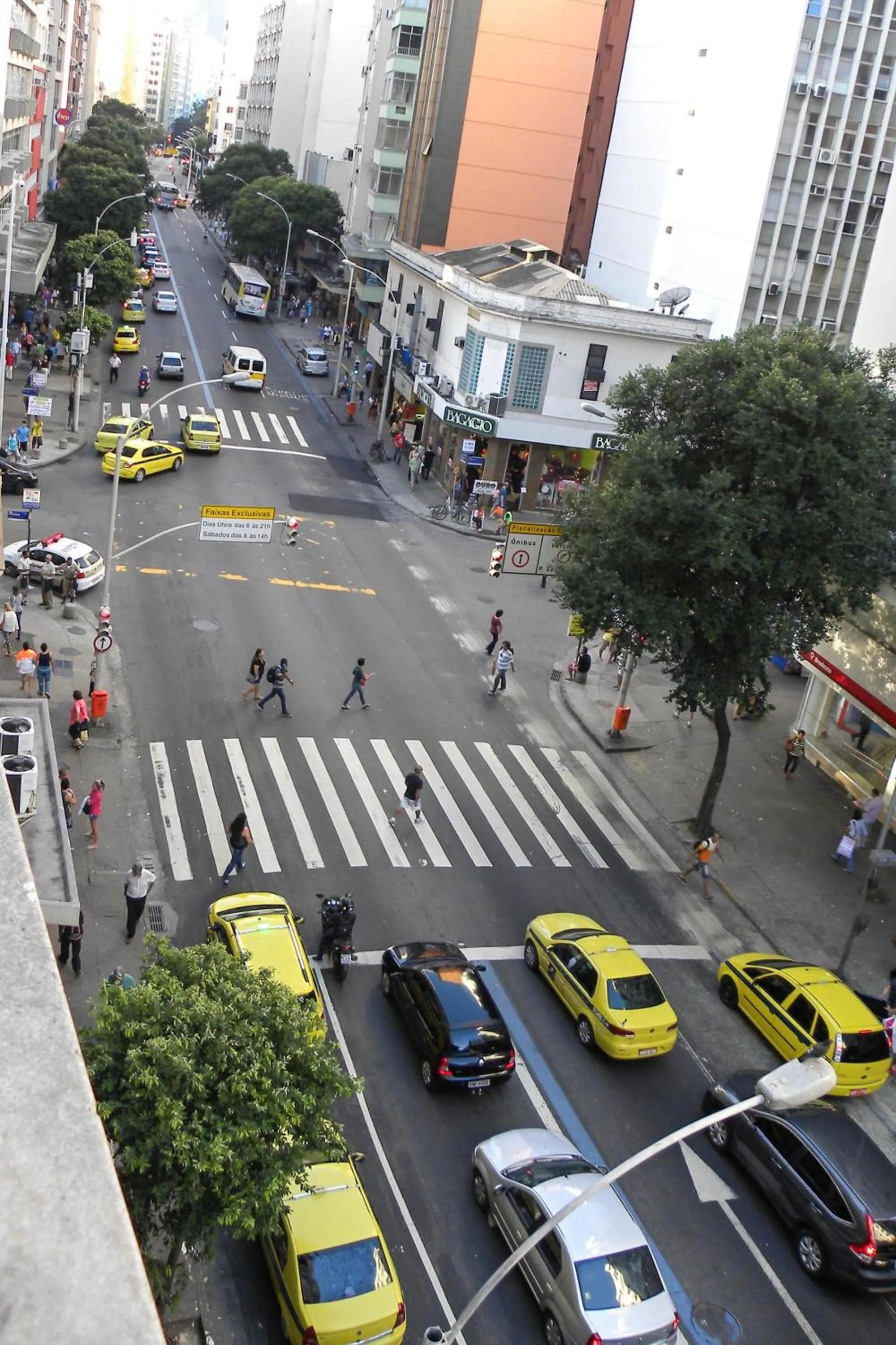Street view in Copacabana Etrusco Apartment