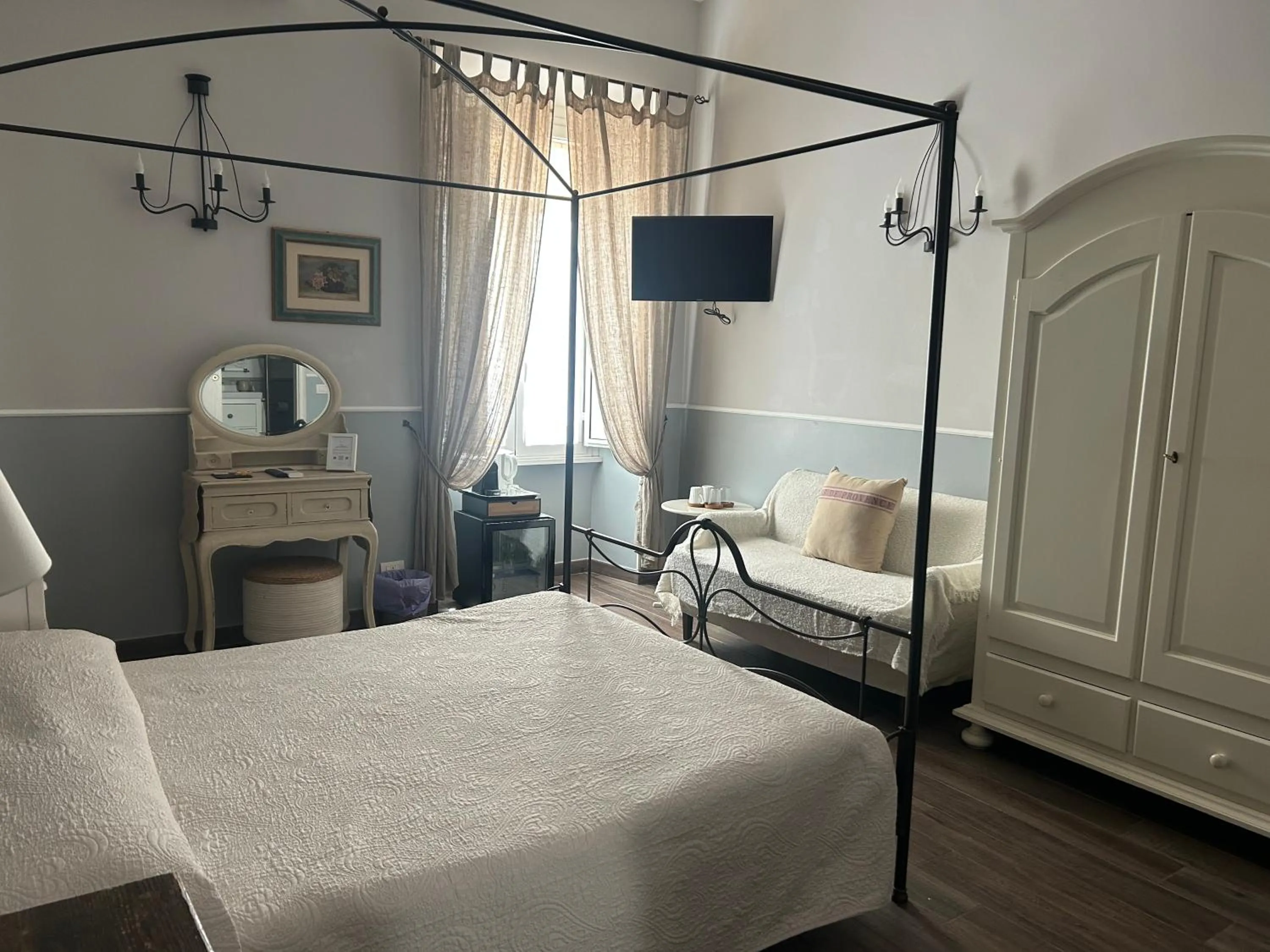 Photo of the whole room, Bed in Ale & Niki's Home