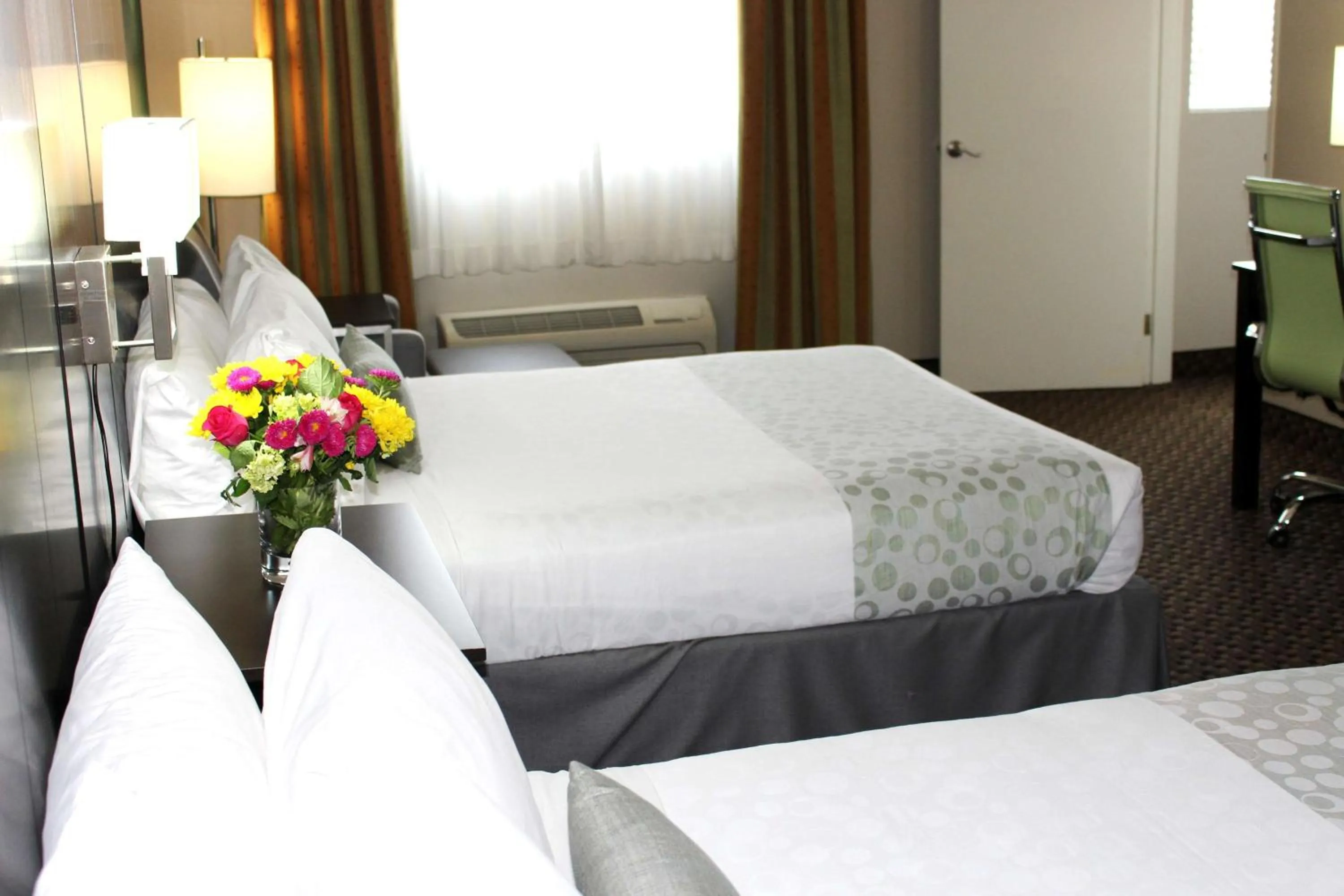 Photo of the whole room, Bed in Best Western PLUS La Mesa San Diego