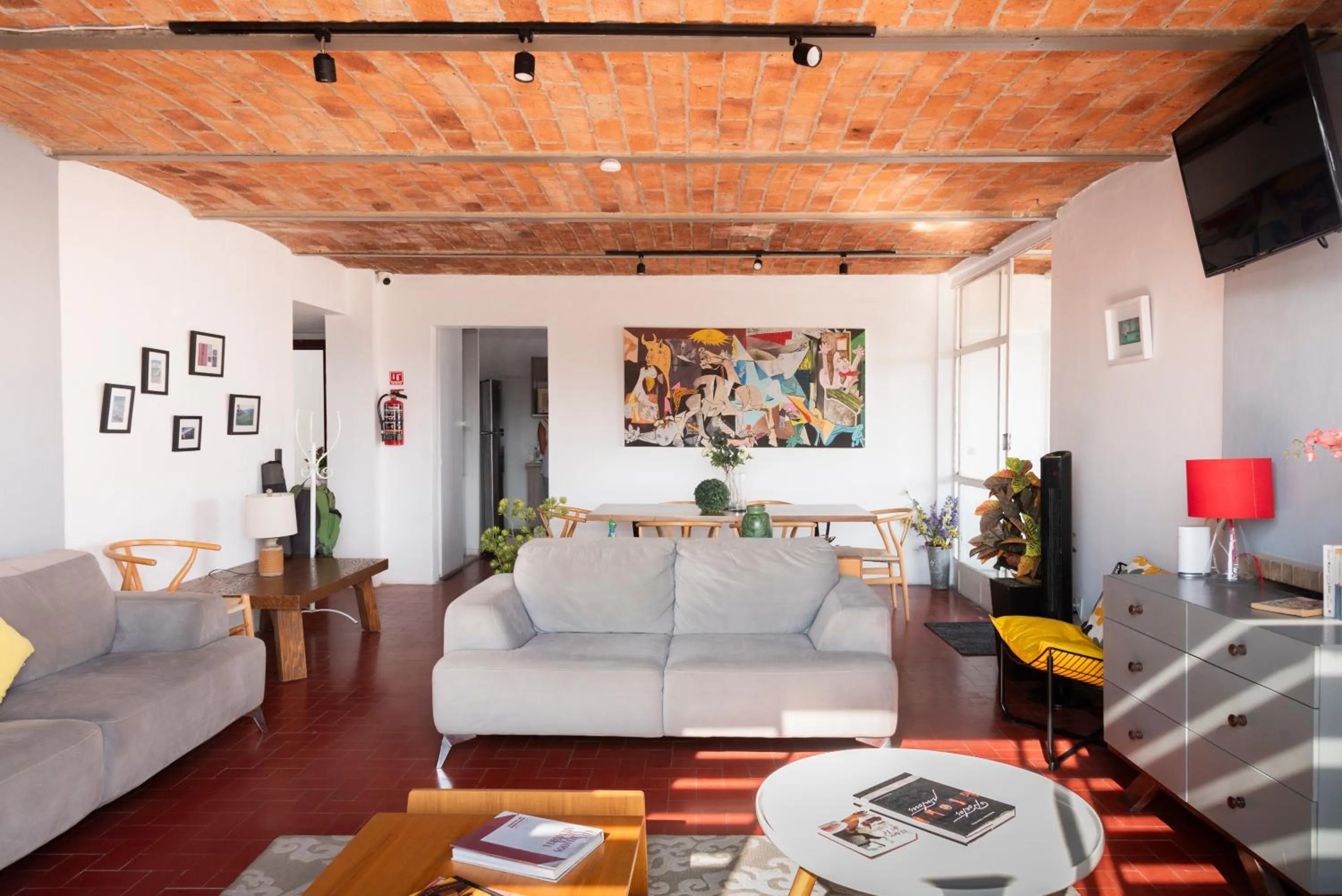 Communal lounge/ TV room in Hostel Nube Mía