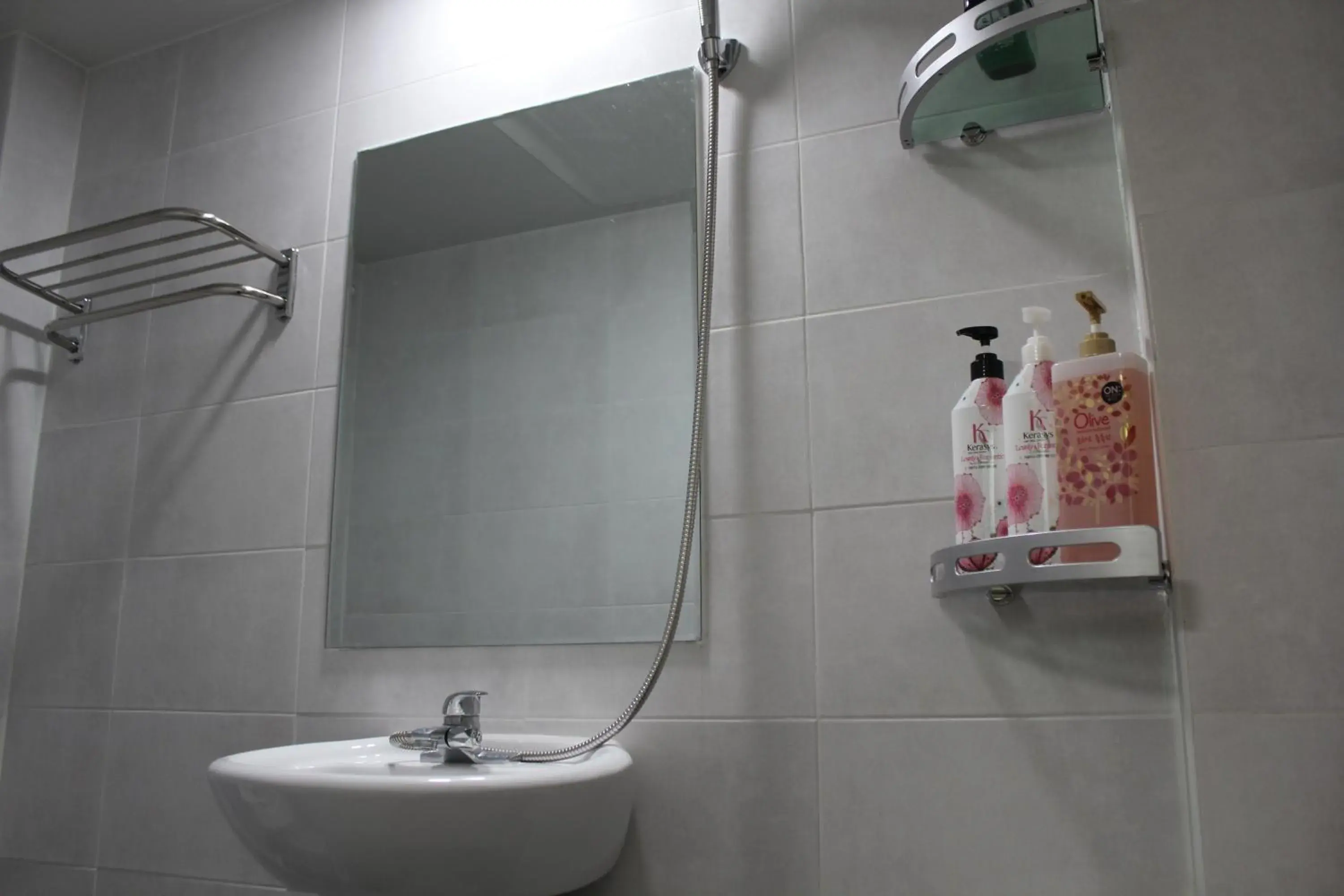 Shower in Hamory Guesthouse Dongdaemun Shower in Hamory Guesthouse Dongdaemun