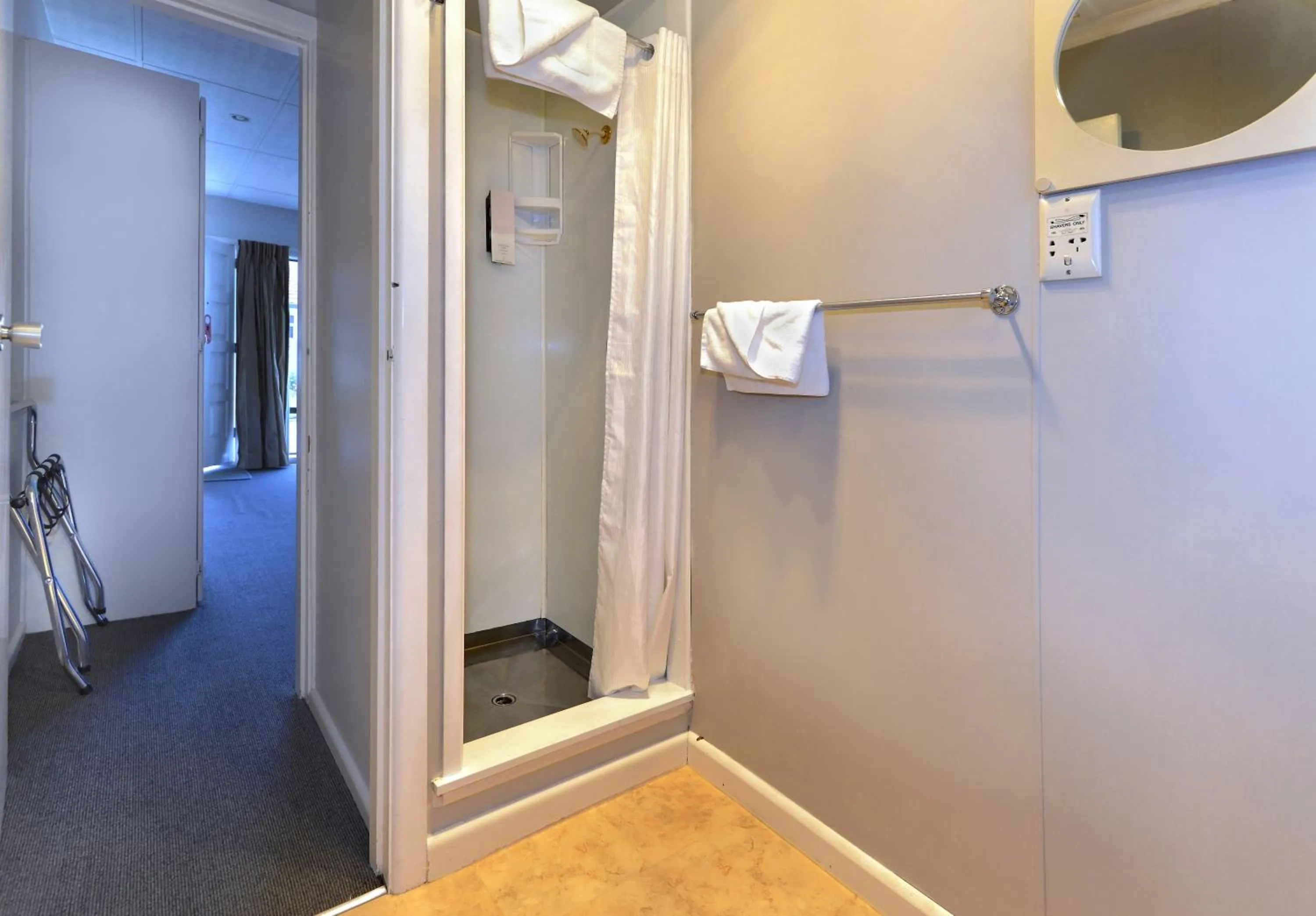 Shower in Classique Lodge Motel