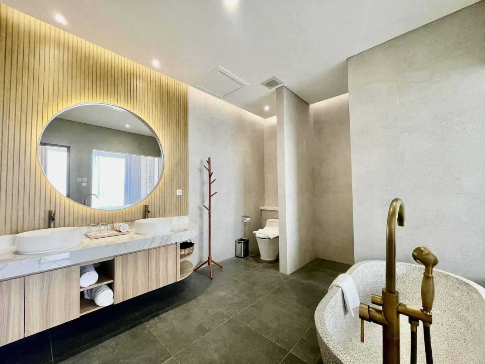 Bathroom, Bed in Hemangini Hotel Bandung