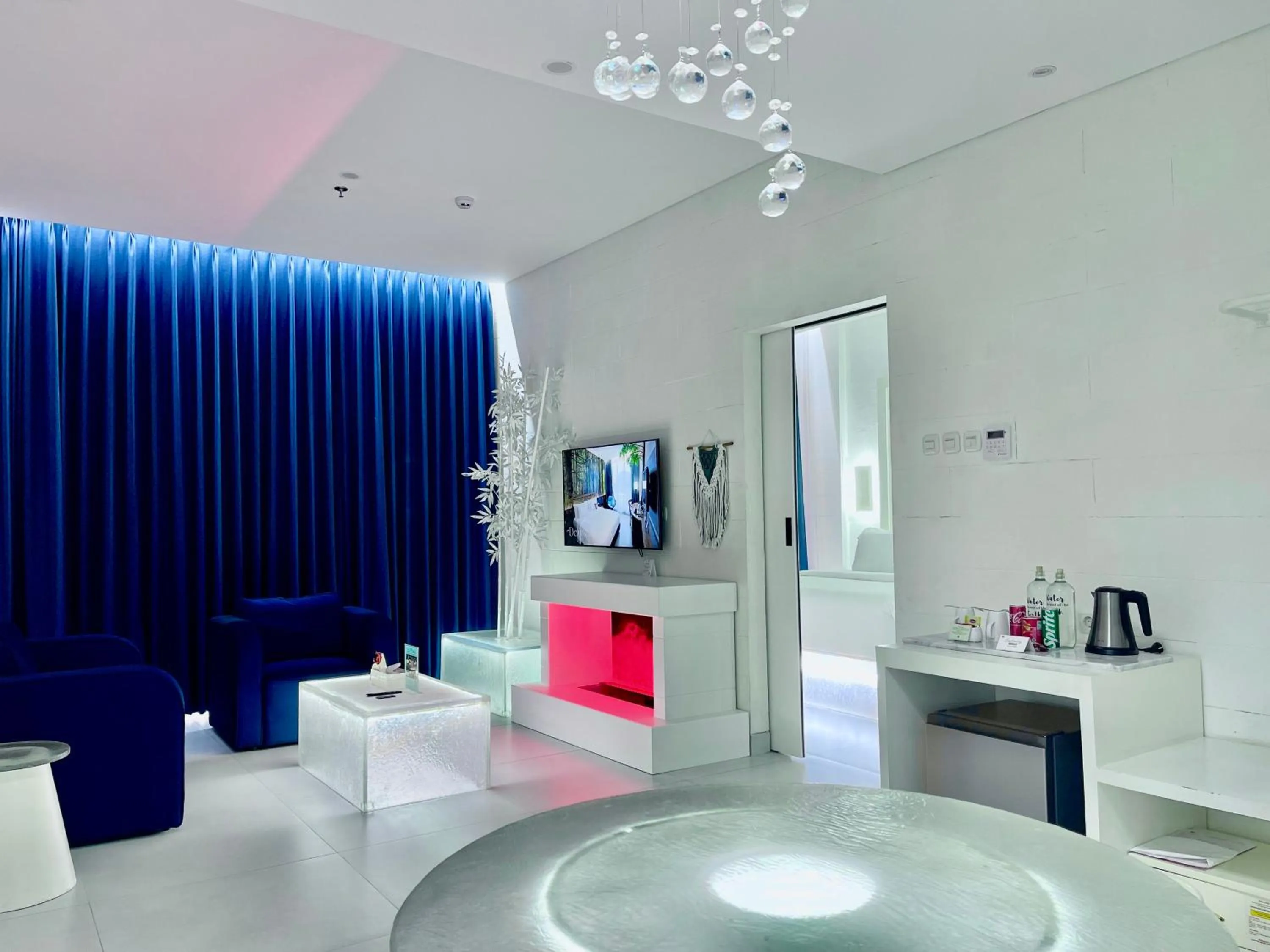 TV and multimedia in Hemangini Hotel Bandung