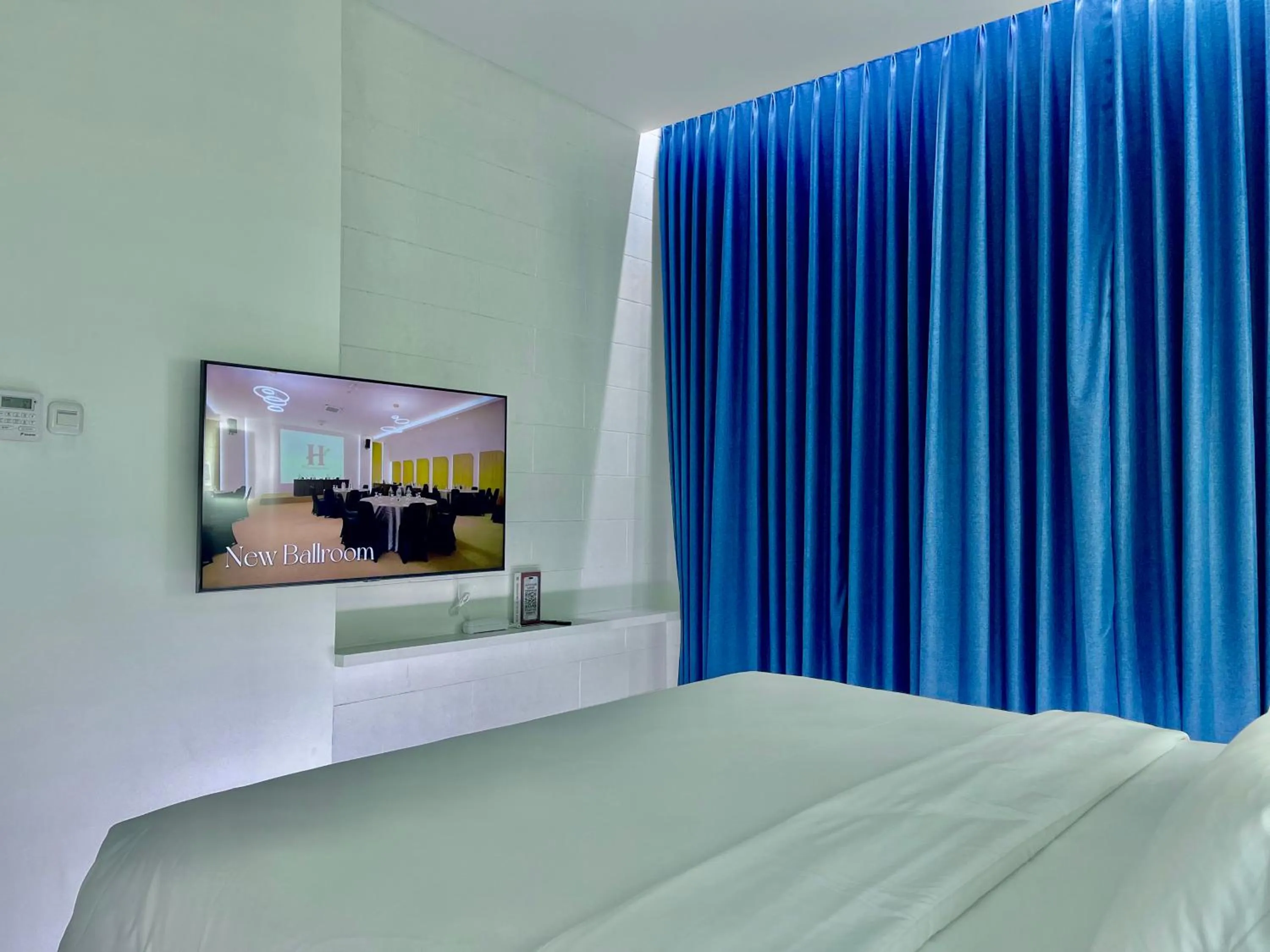 TV and multimedia, Bed in Hemangini Hotel Bandung