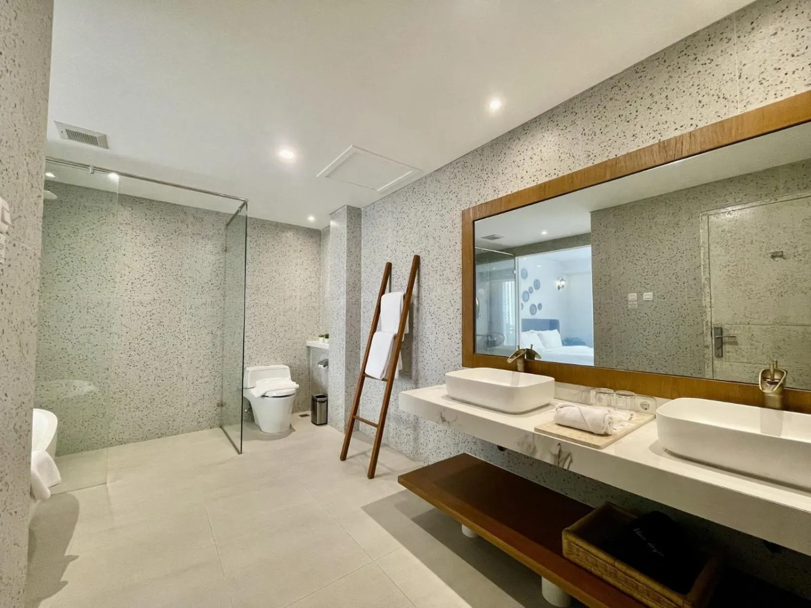 Shower in Hemangini Hotel Bandung