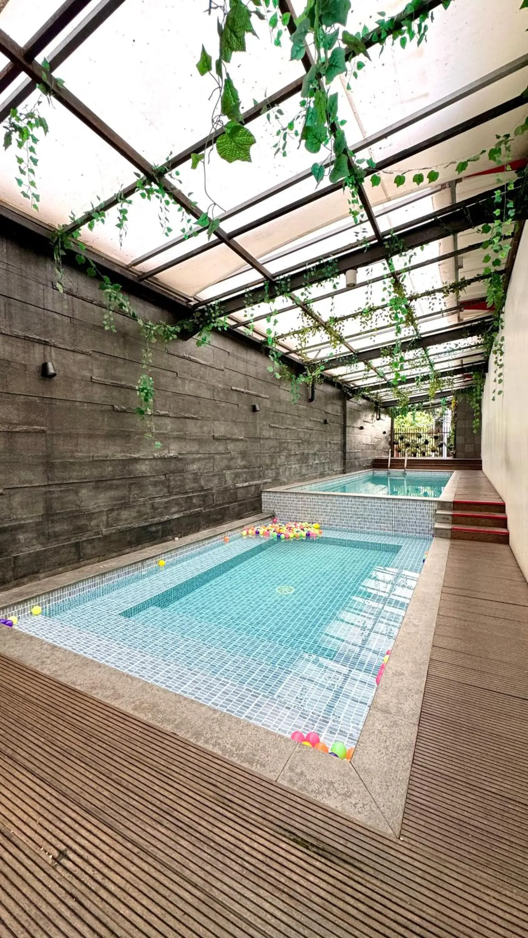 Swimming pool in Hemangini Hotel Bandung Swimming pool in Hemangini Hotel Bandung