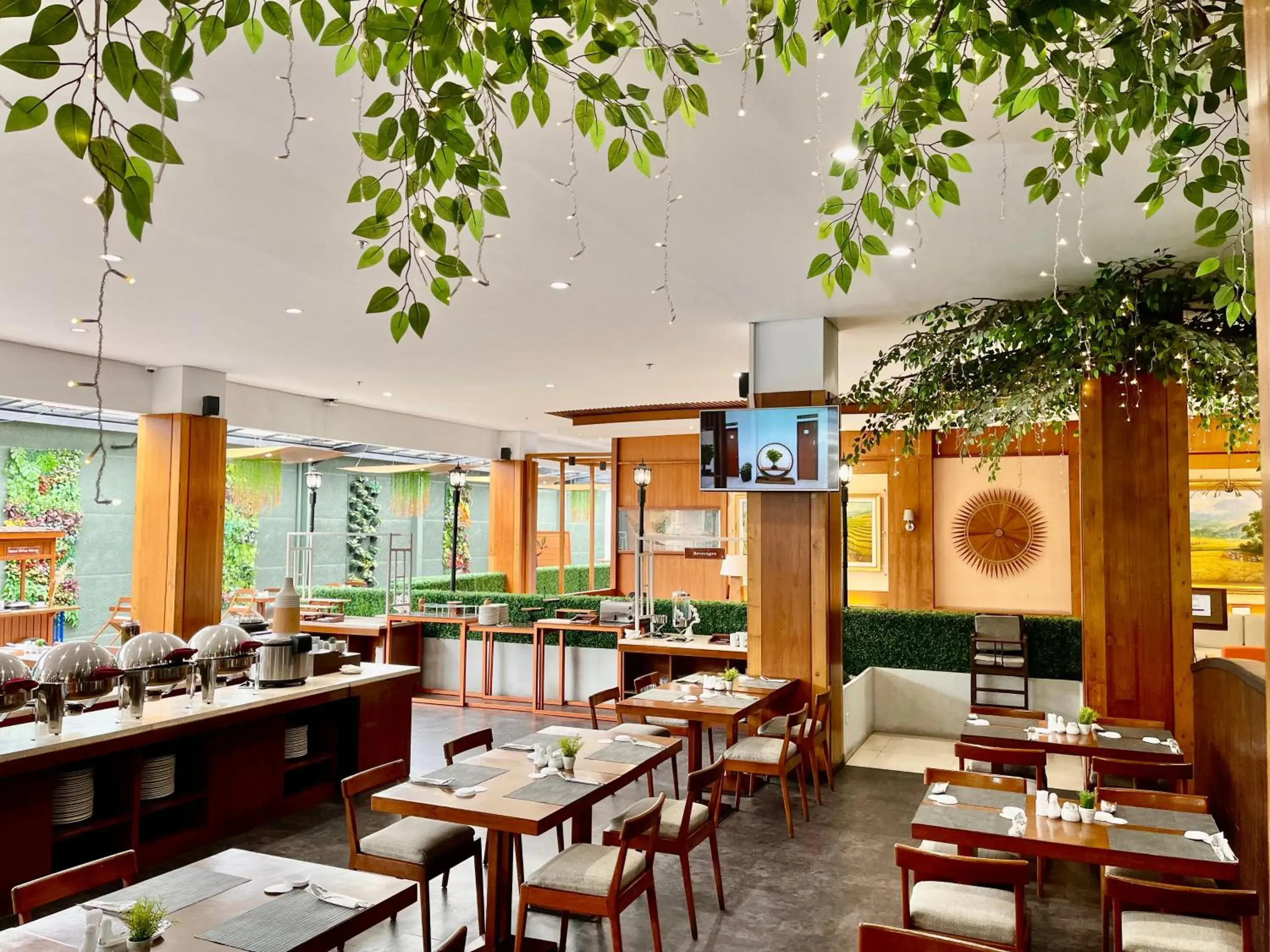 Restaurant/places to eat in Hemangini Hotel Bandung Restaurant/places to eat in Hemangini Hotel Bandung