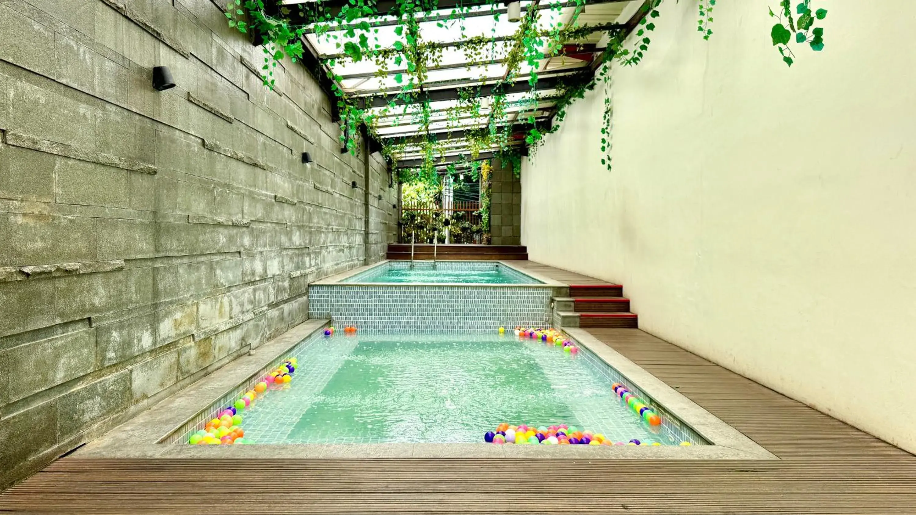 Swimming pool in Hemangini Hotel Bandung Swimming pool in Hemangini Hotel Bandung