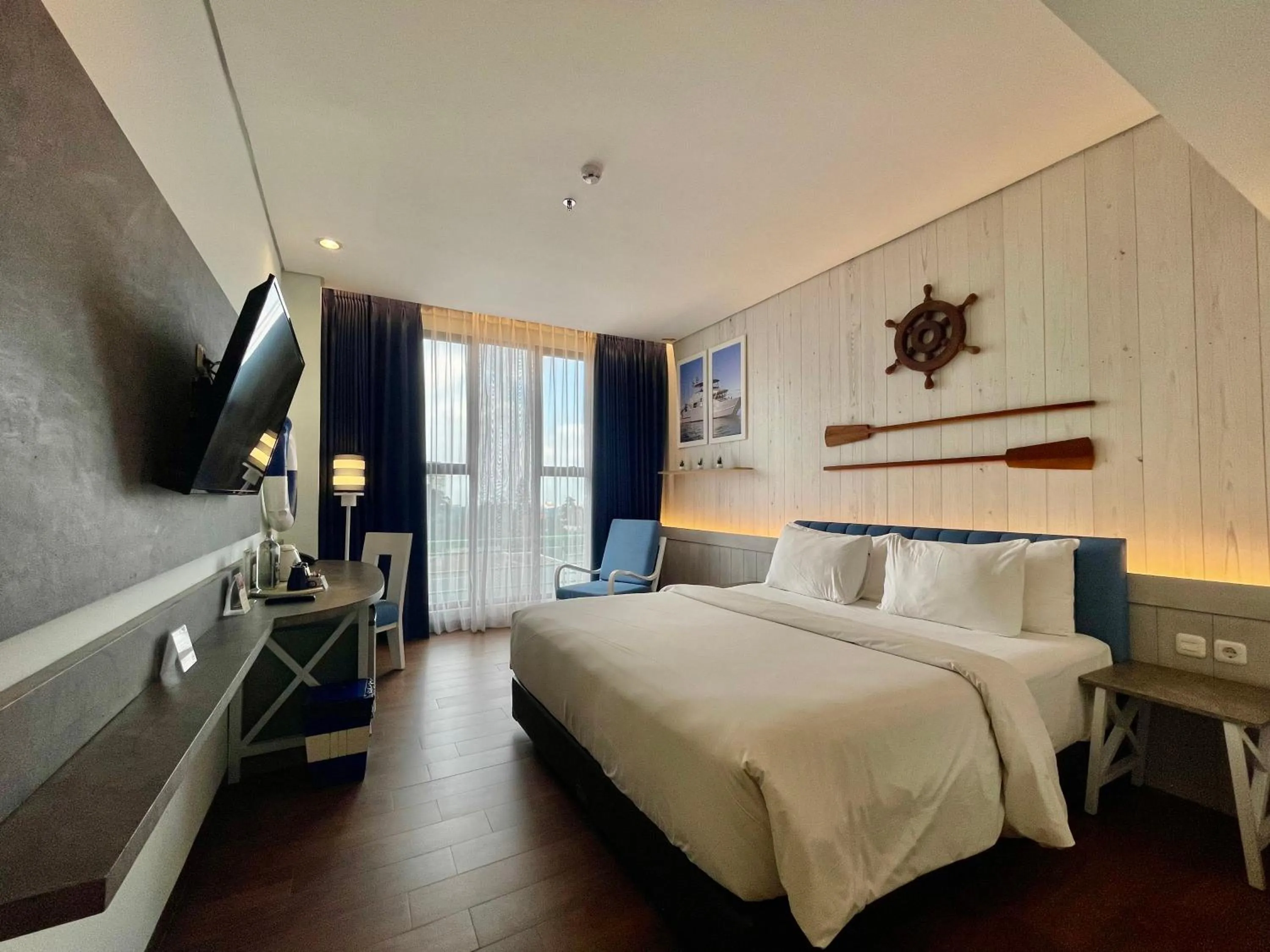 TV and multimedia, Bed in Hemangini Hotel Bandung