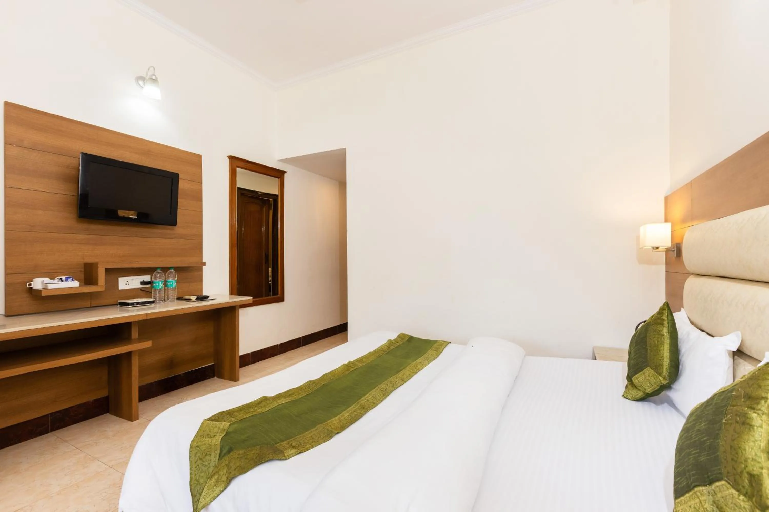 Photo of the whole room, Bed in Riverside Resorts