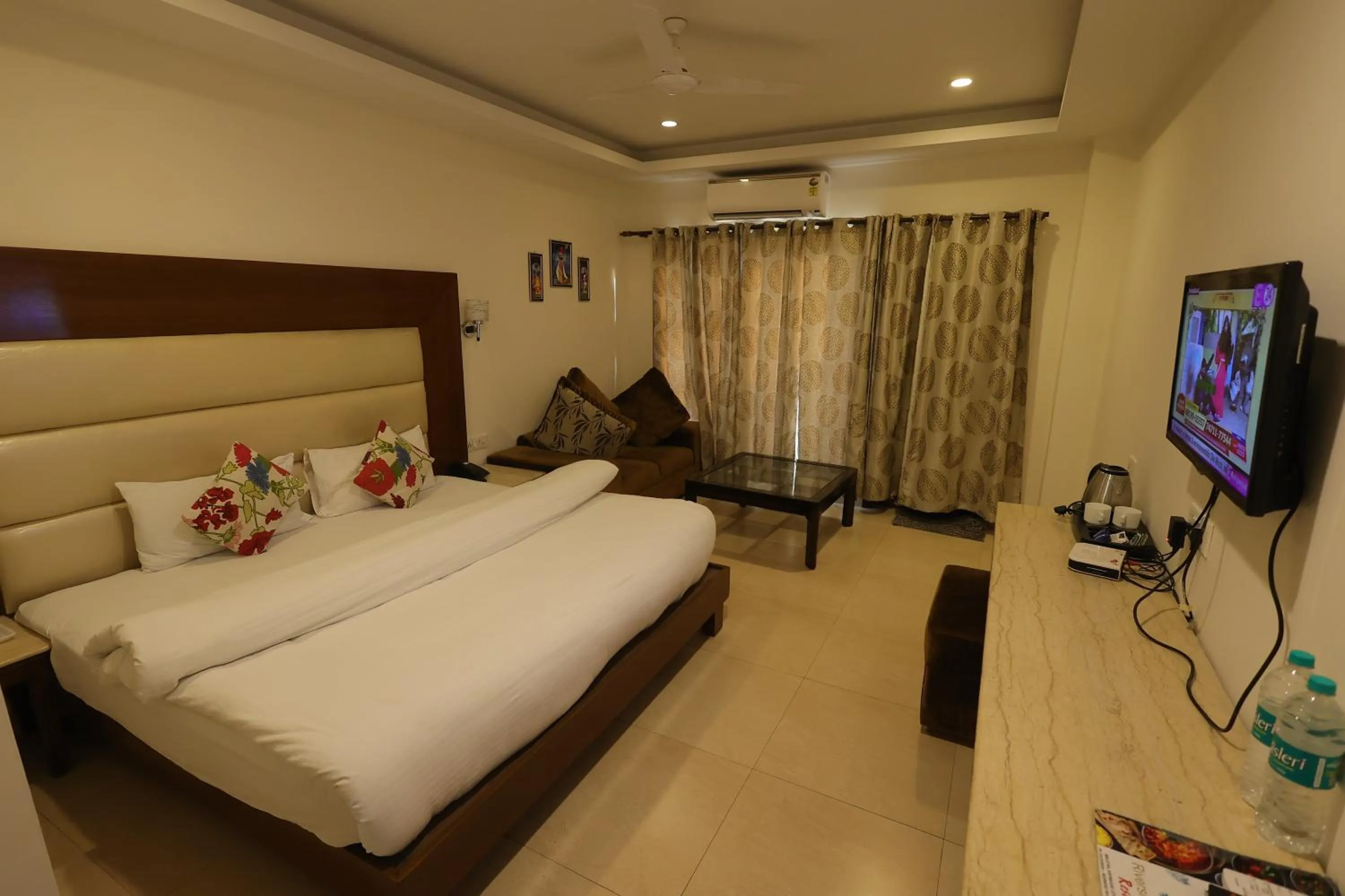 Bedroom, Bed in Riverside Resorts