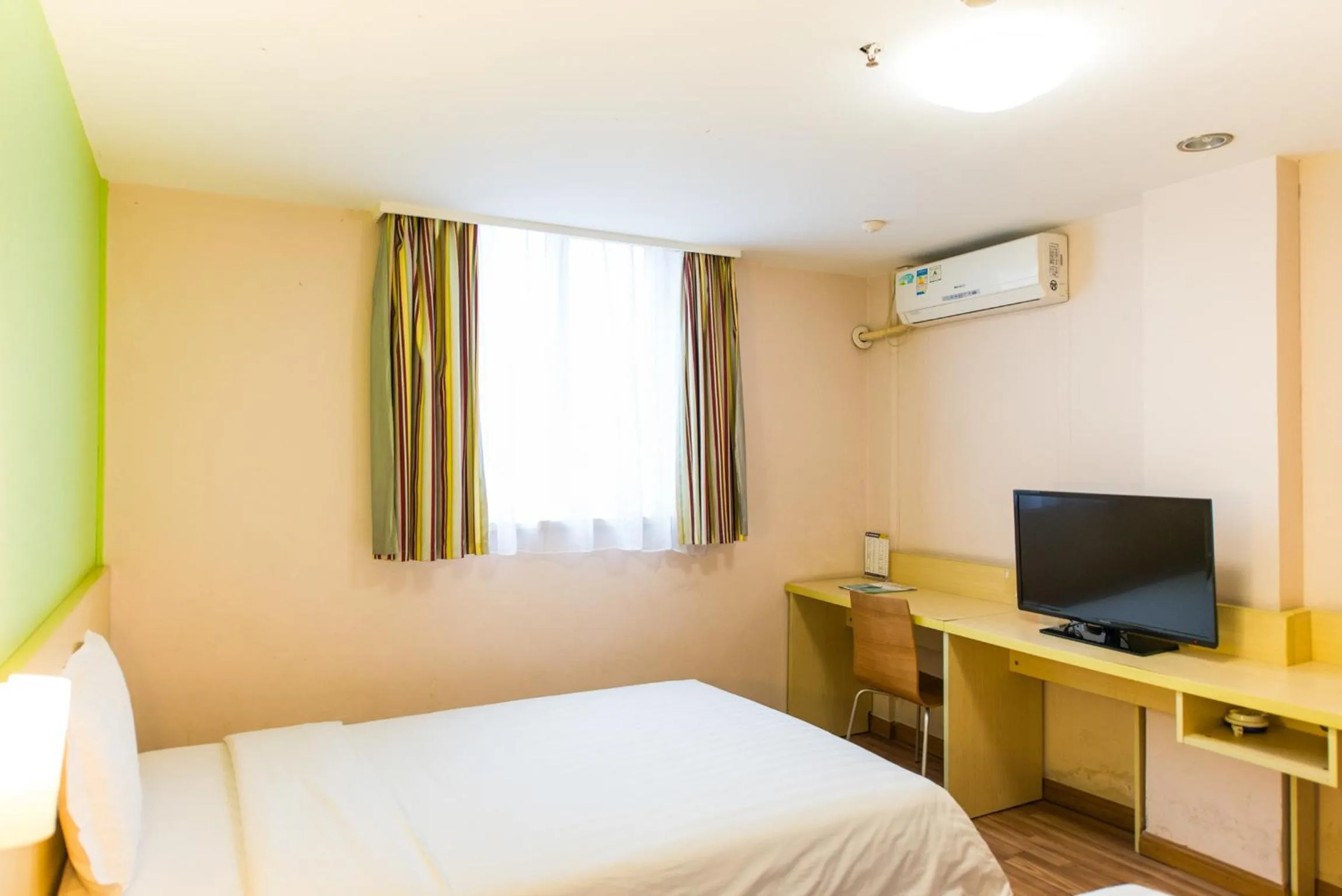 Photo of the whole room, Bed in 7Days Inn Changshou Road Subway station