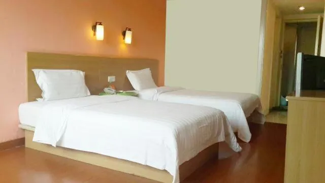 Bed in 7Days Inn Changshou Road Subway station