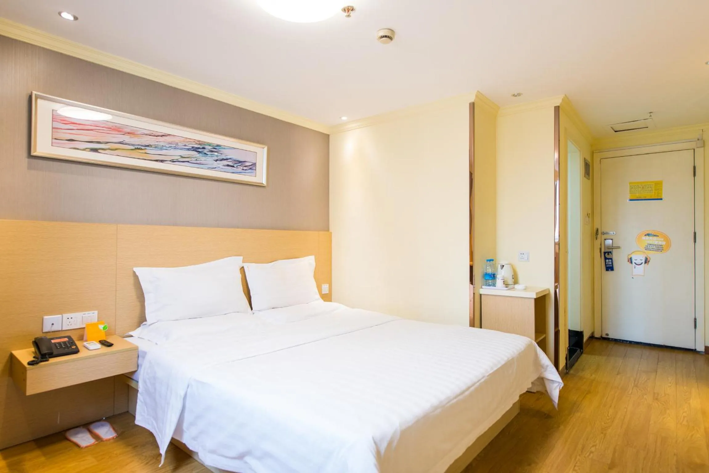 Photo of the whole room, Bed in 7Days Inn Changshou Road Subway station