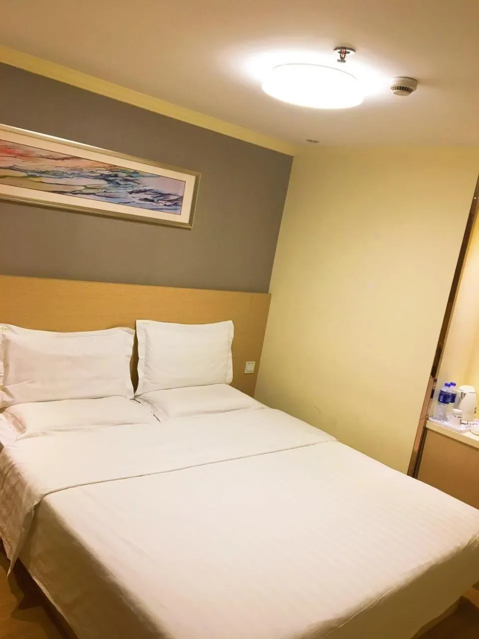 Bed in 7Days Inn Changshou Road Subway station