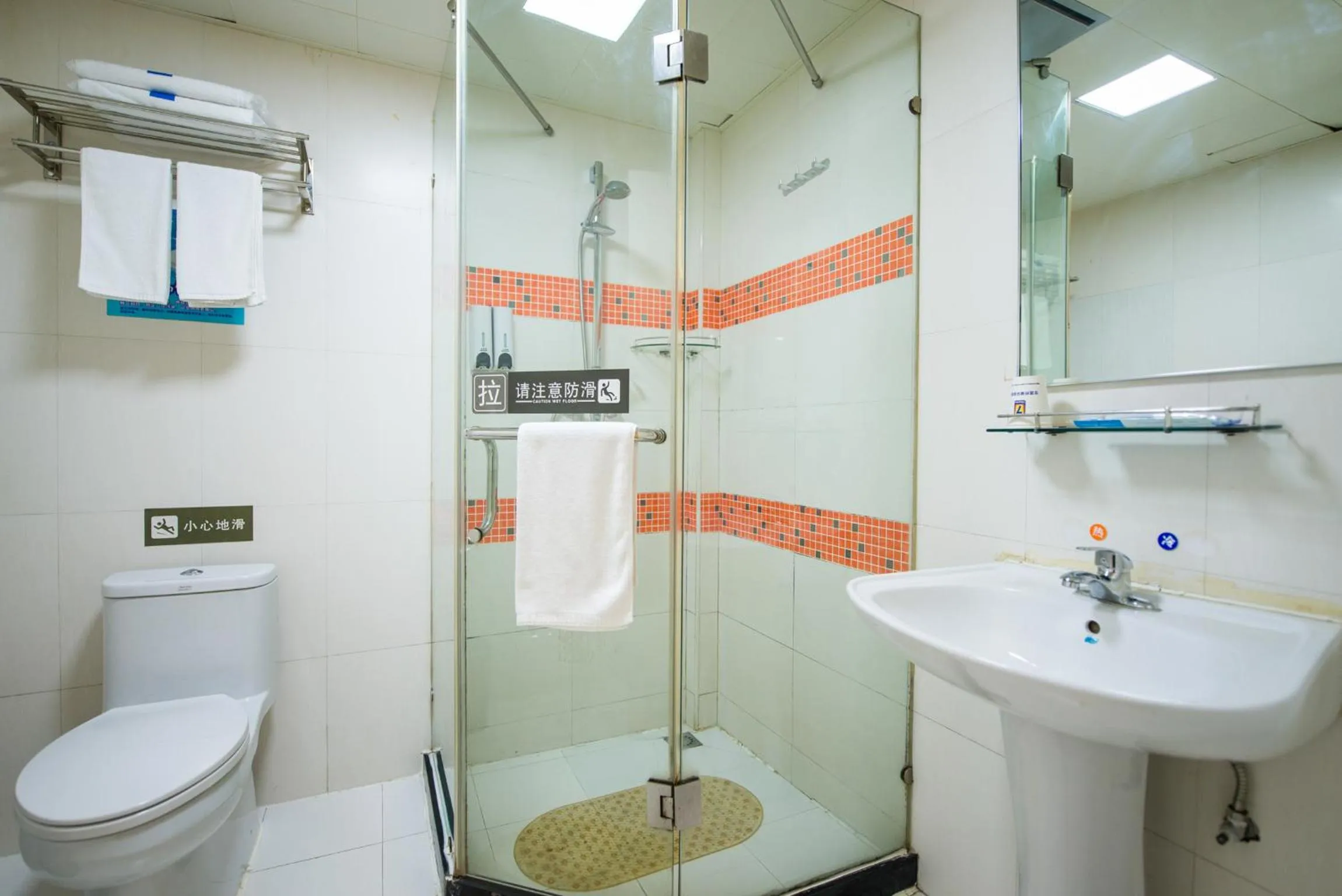 Bathroom in 7Days Inn Changshou Road Subway station