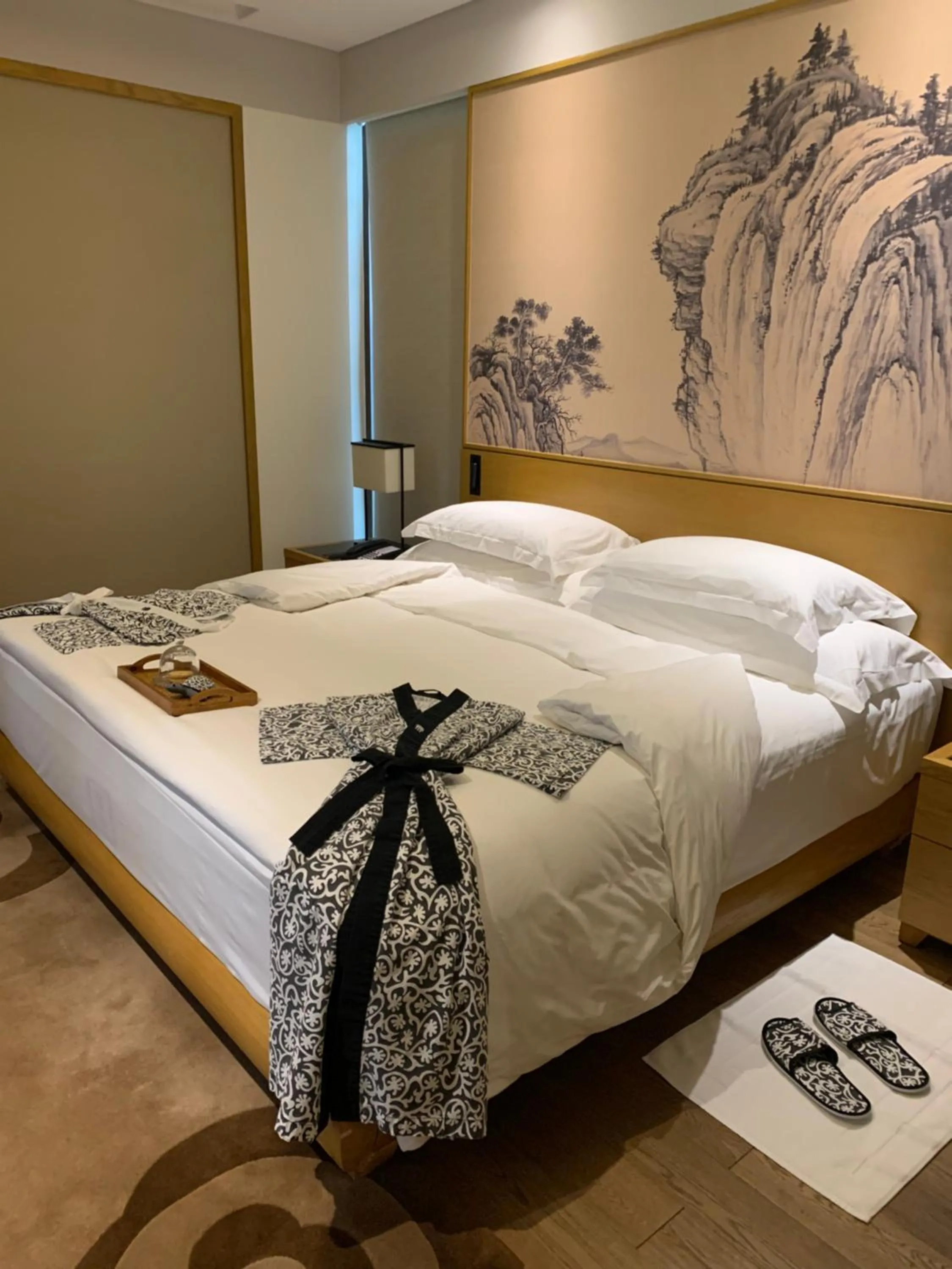 room service, Bed in Banyan Tree Huangshan