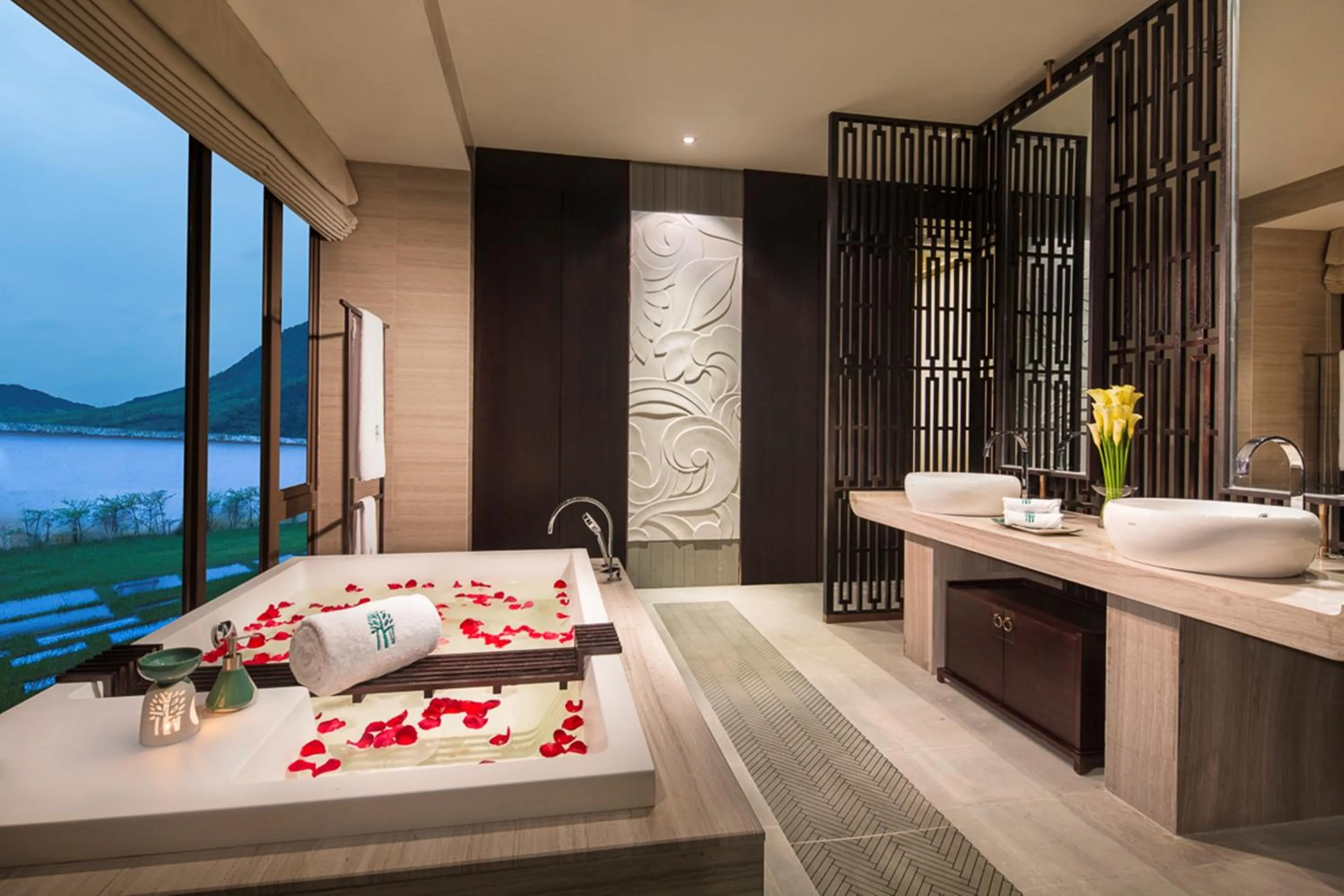 Bathroom, Bed in Banyan Tree Huangshan