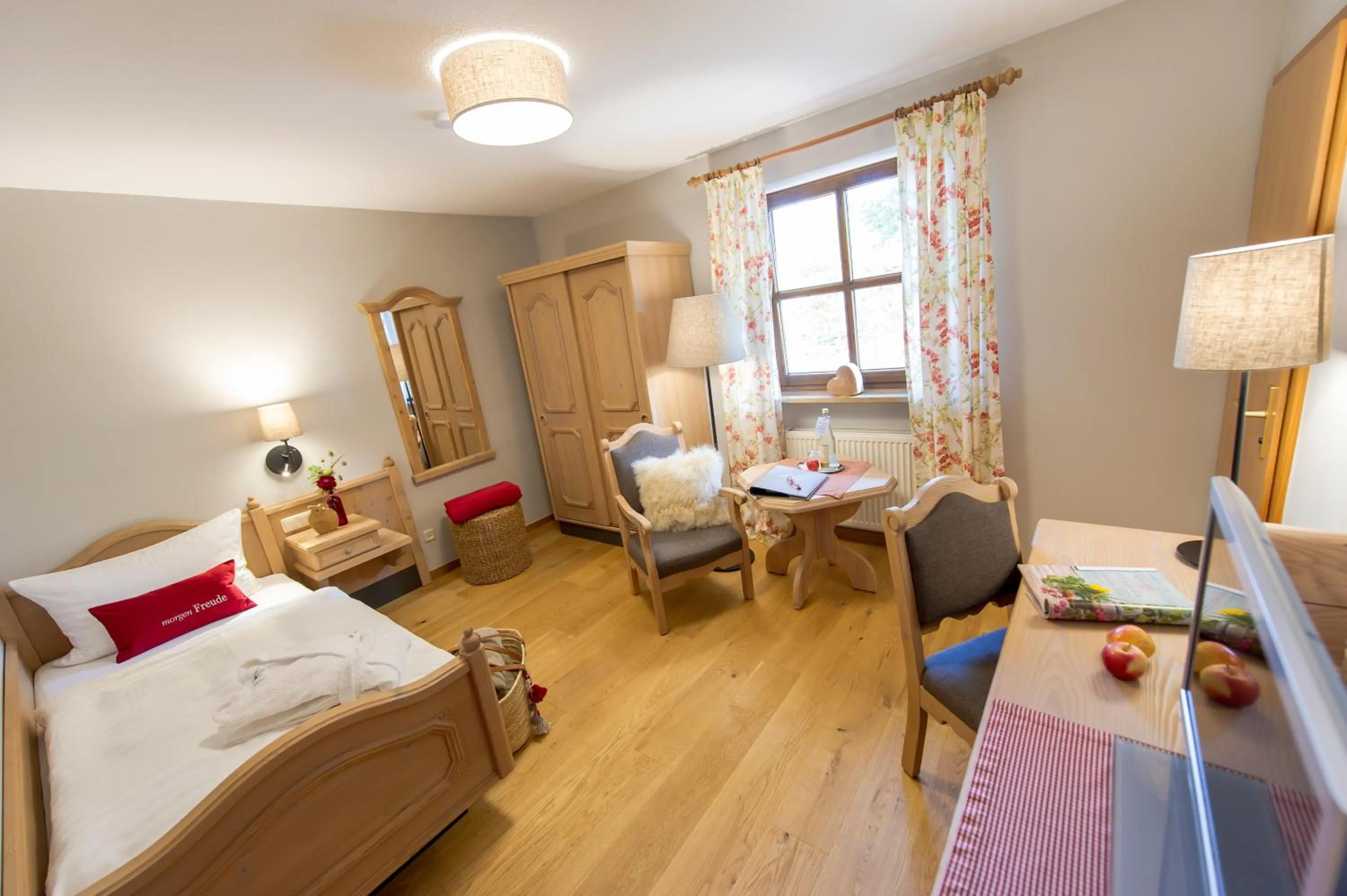 Photo of the whole room, Bed in Hotel Sankt Leonhard - Dein Wohlfühlort zum Loslassen und Kraftschöpfen