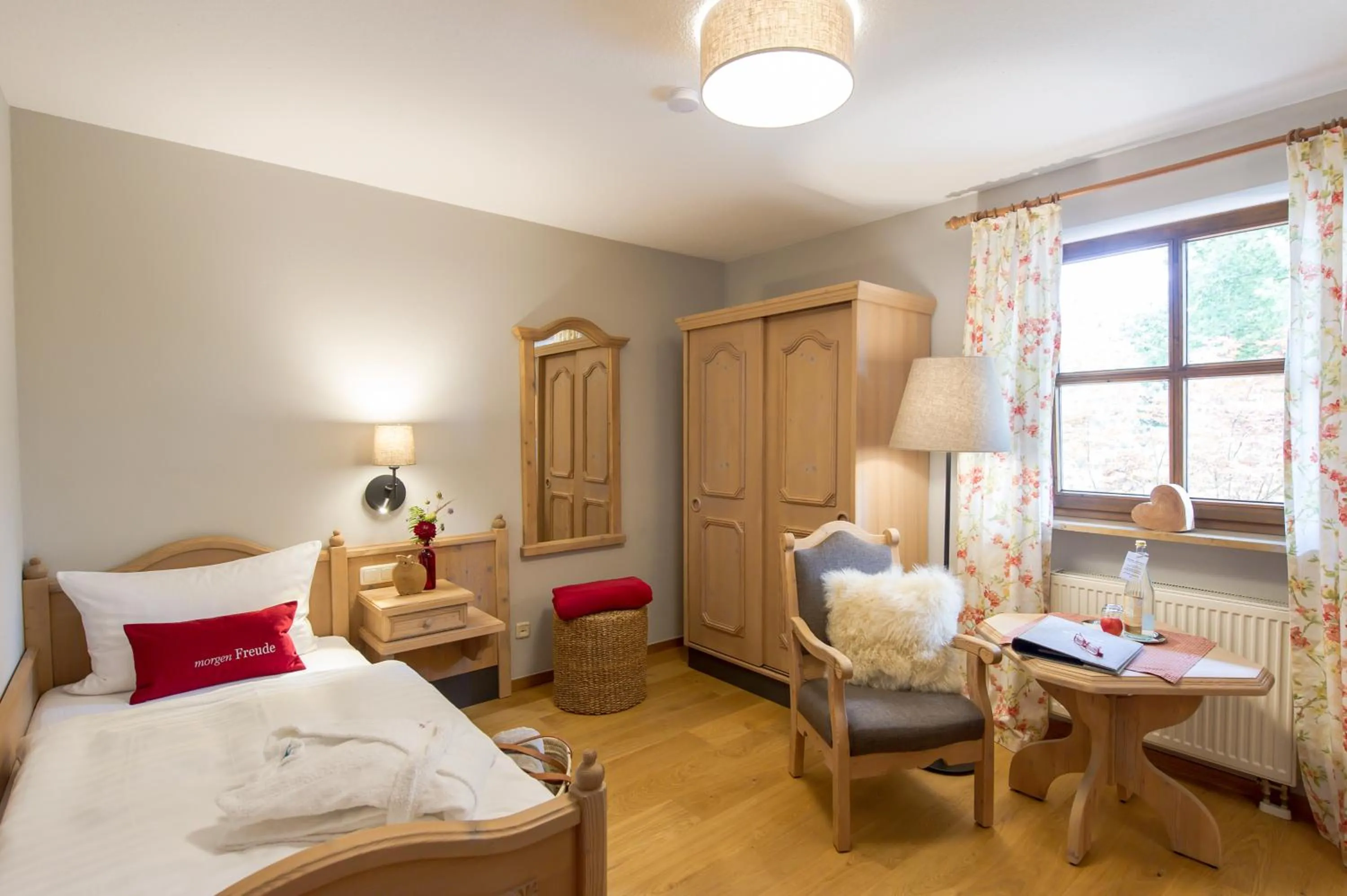 Photo of the whole room, Bed in Hotel Sankt Leonhard - Dein Wohlfühlort zum Loslassen und Kraftschöpfen