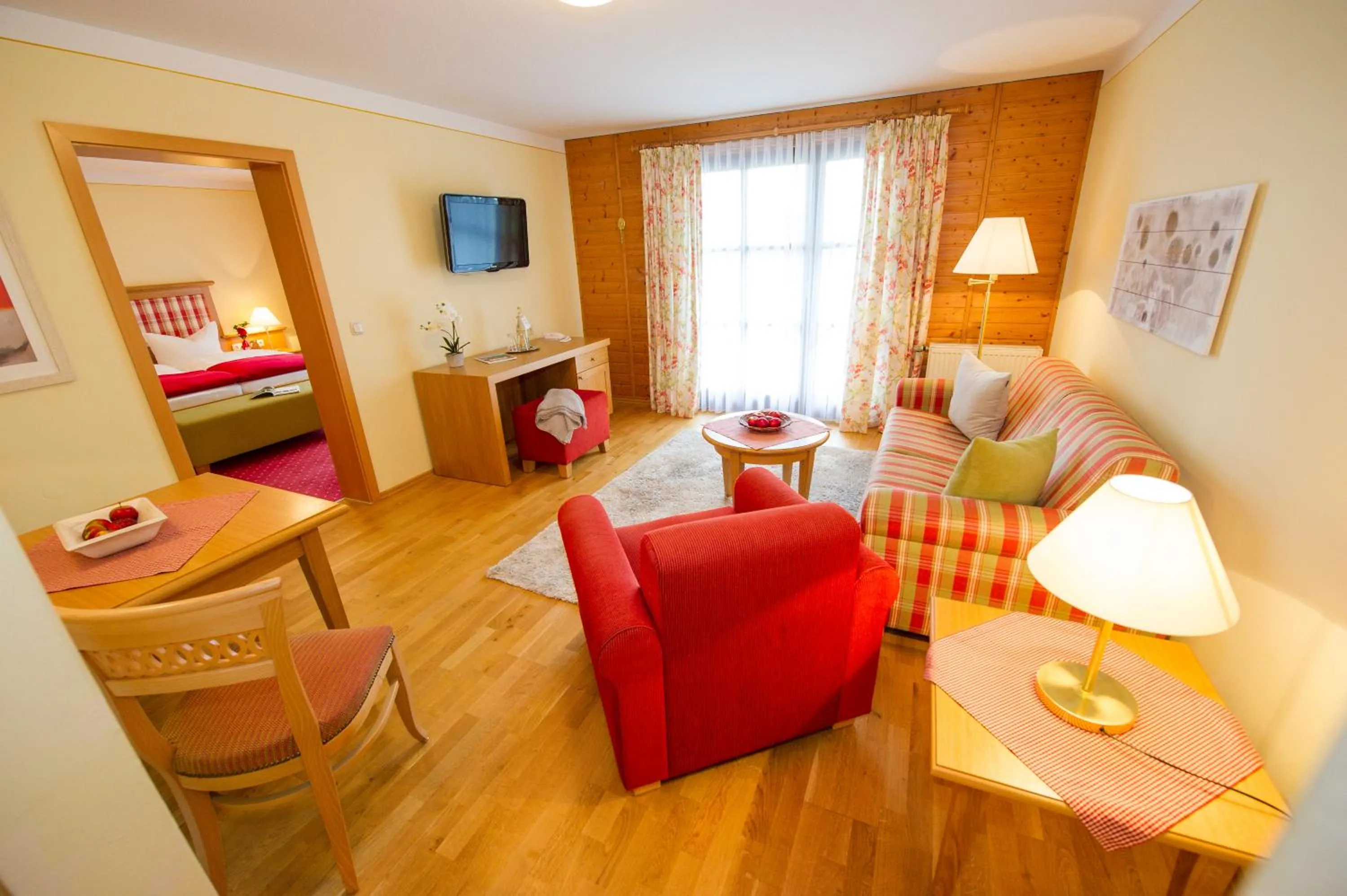 Living room, Bed in Hotel Sankt Leonhard - Dein Wohlfühlort zum Loslassen und Kraftschöpfen