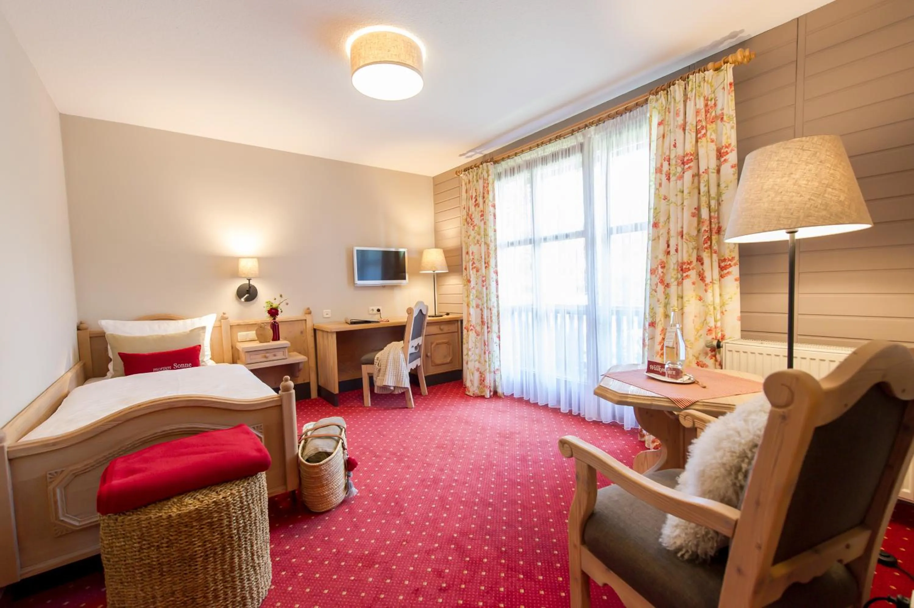 Photo of the whole room, Bed in Hotel Sankt Leonhard - Dein Wohlfühlort zum Loslassen und Kraftschöpfen