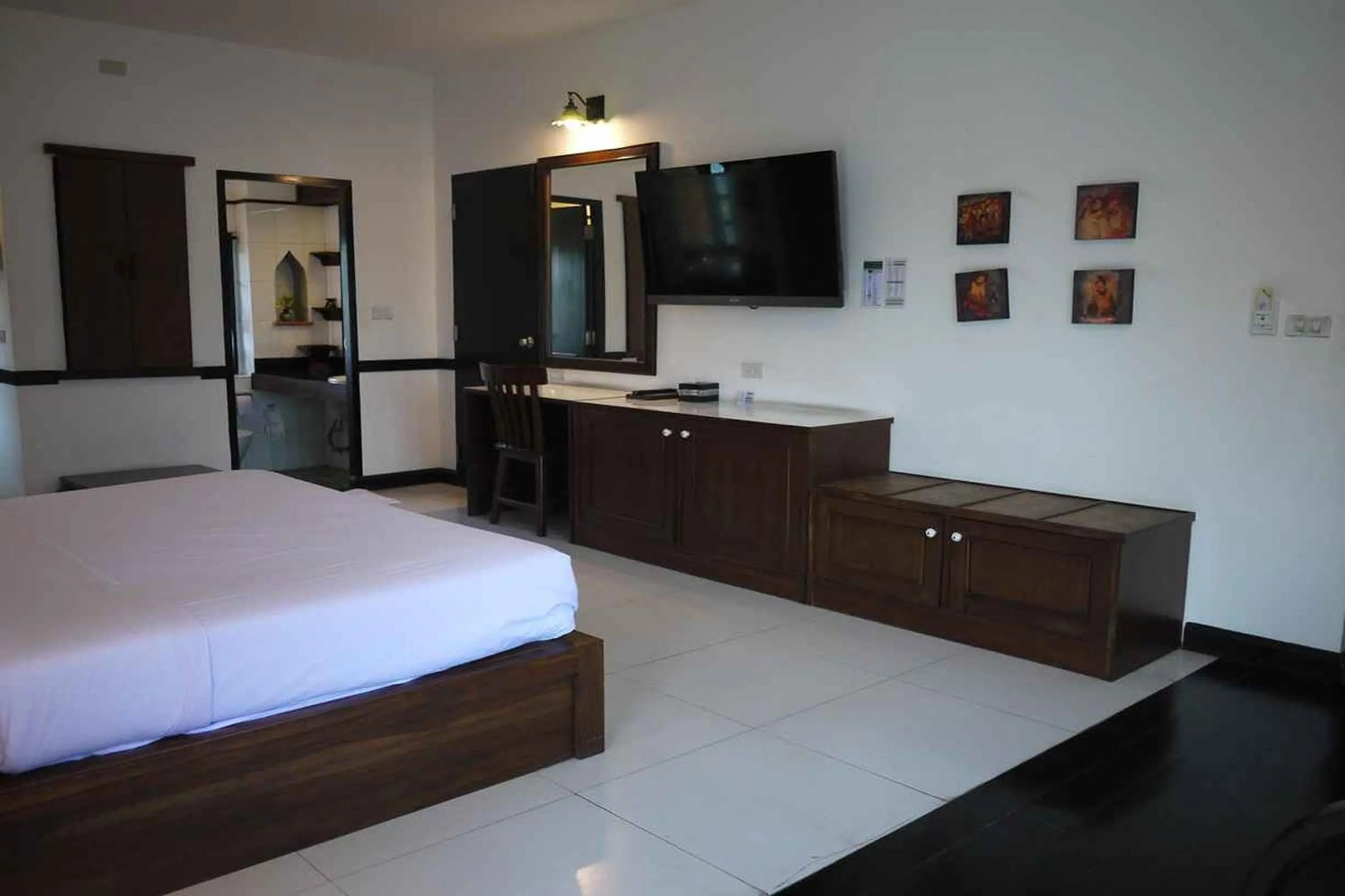Communal lounge/ TV room, Bed in Baan Orawee Boutique Hotel
