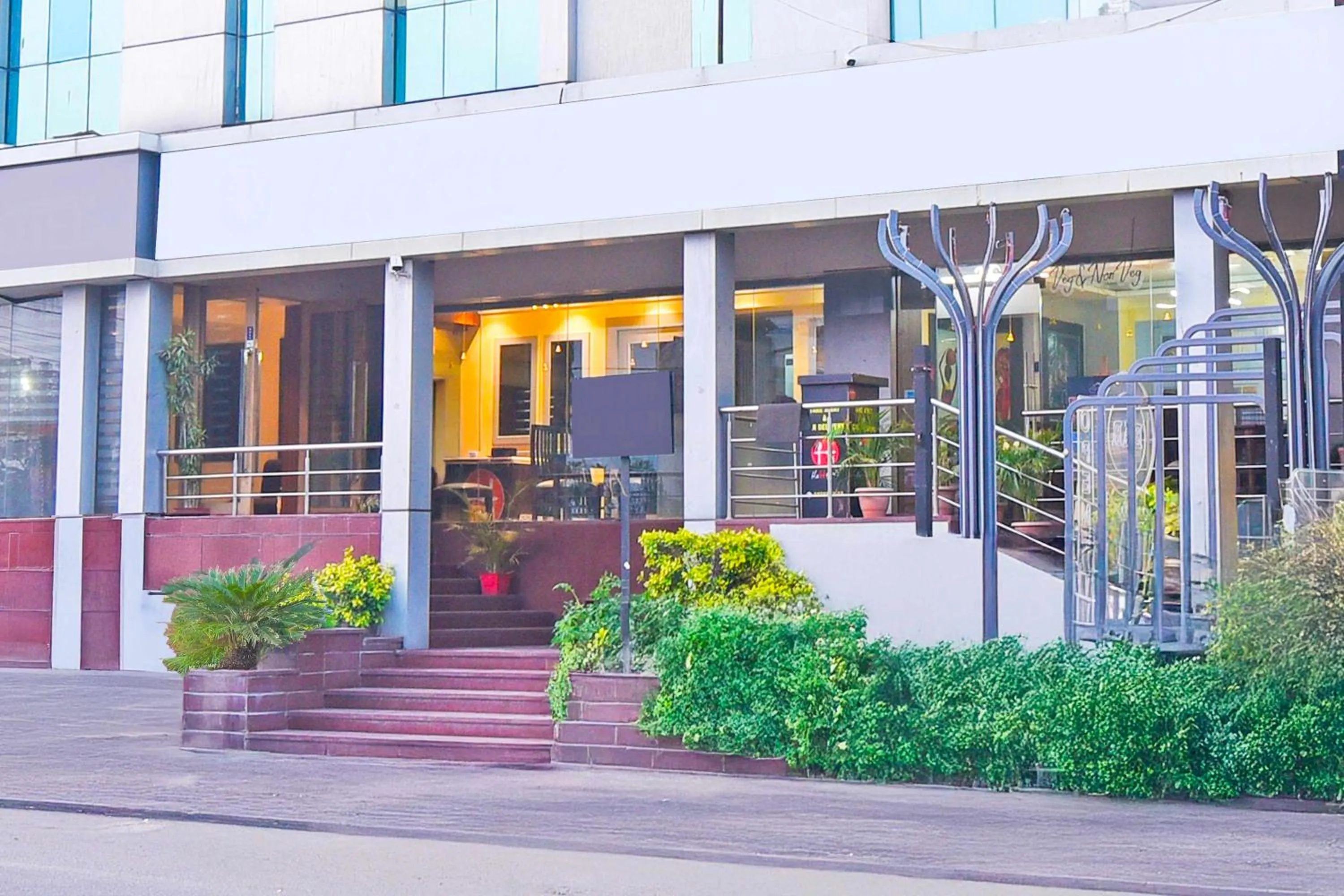 Facade/entrance in Collection O JLN Marg