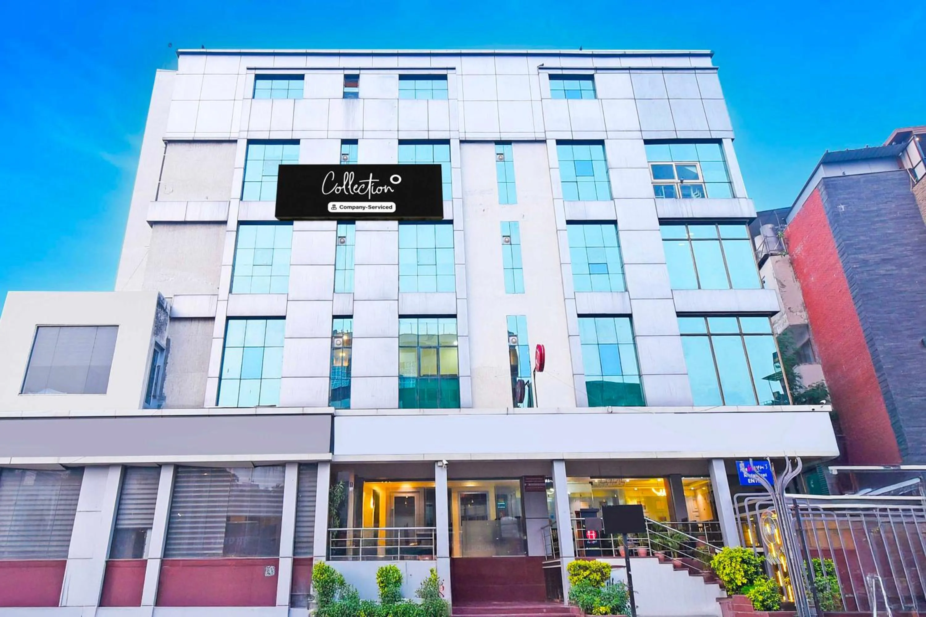 Facade/entrance in Collection O JLN Marg