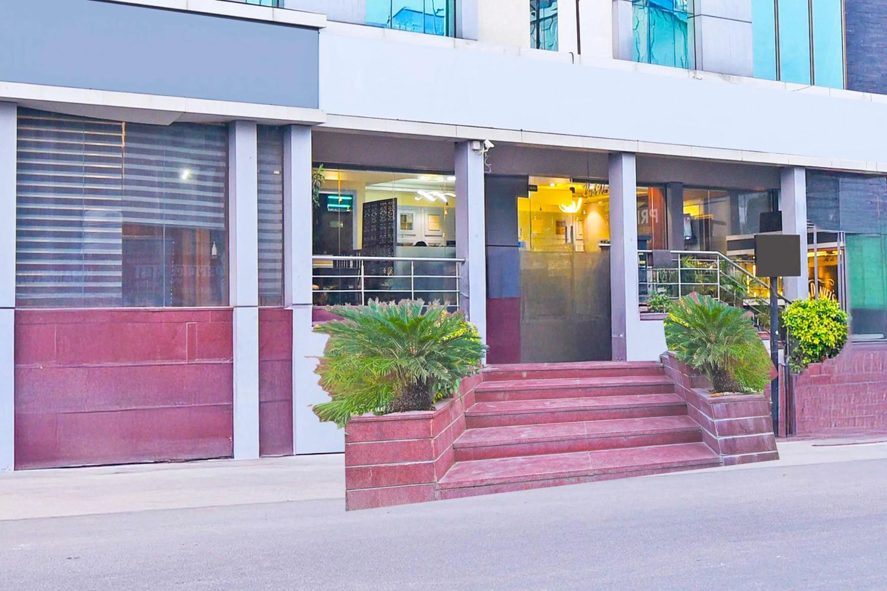 Facade/entrance in Collection O JLN Marg