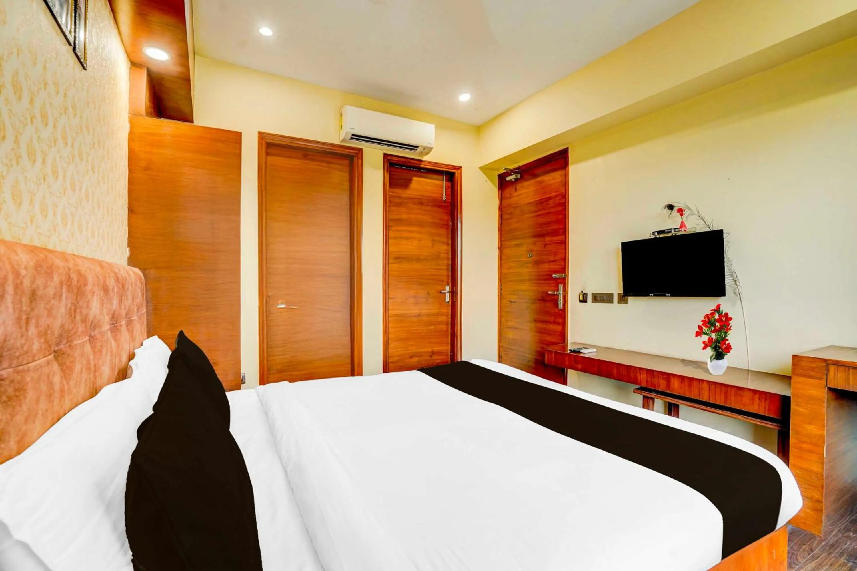 Bedroom, Bed in Townhouse Oak Sector 47 Near Medanta