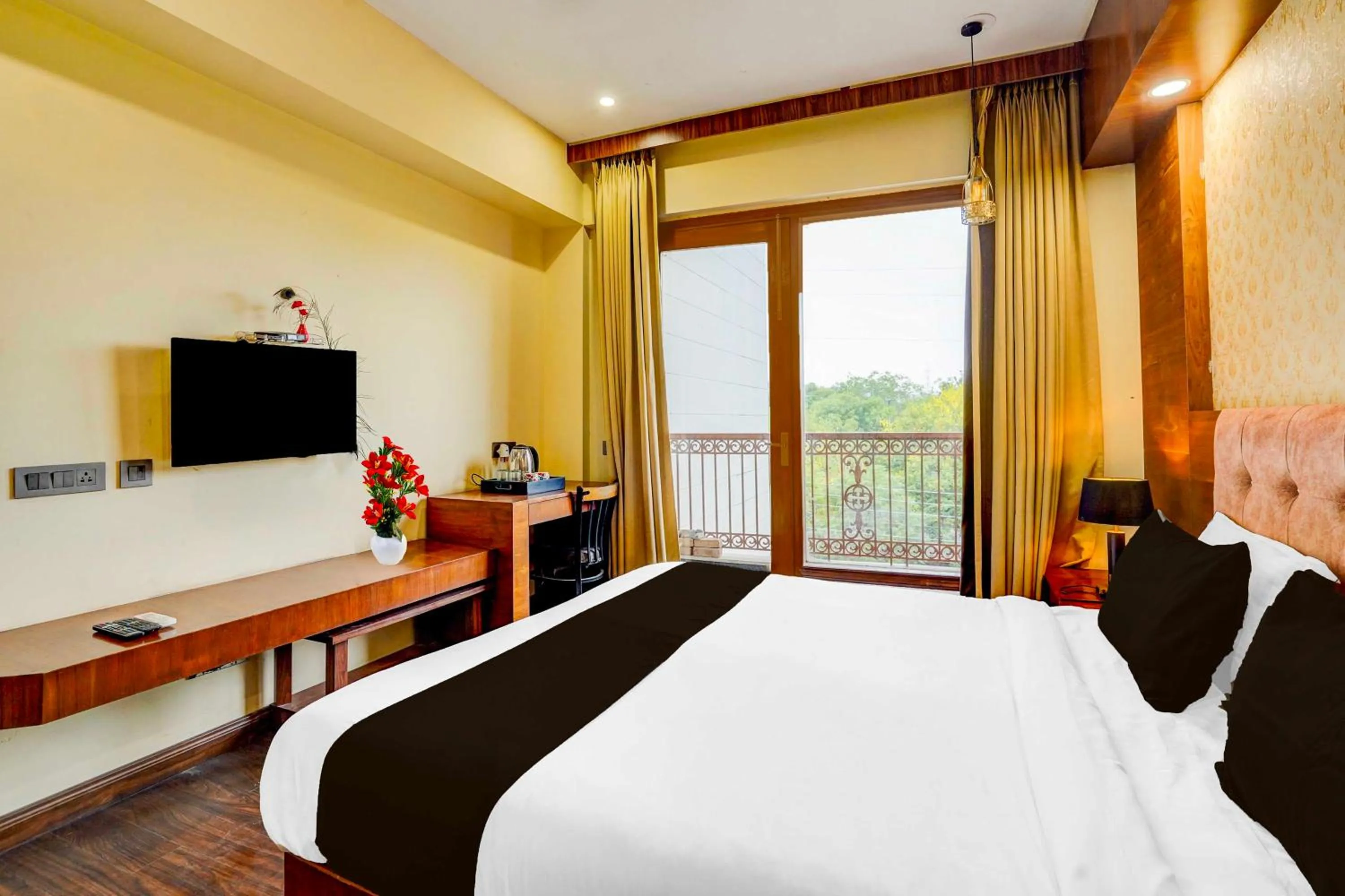 Bedroom, Bed in Townhouse Oak Sector 47 Near Medanta