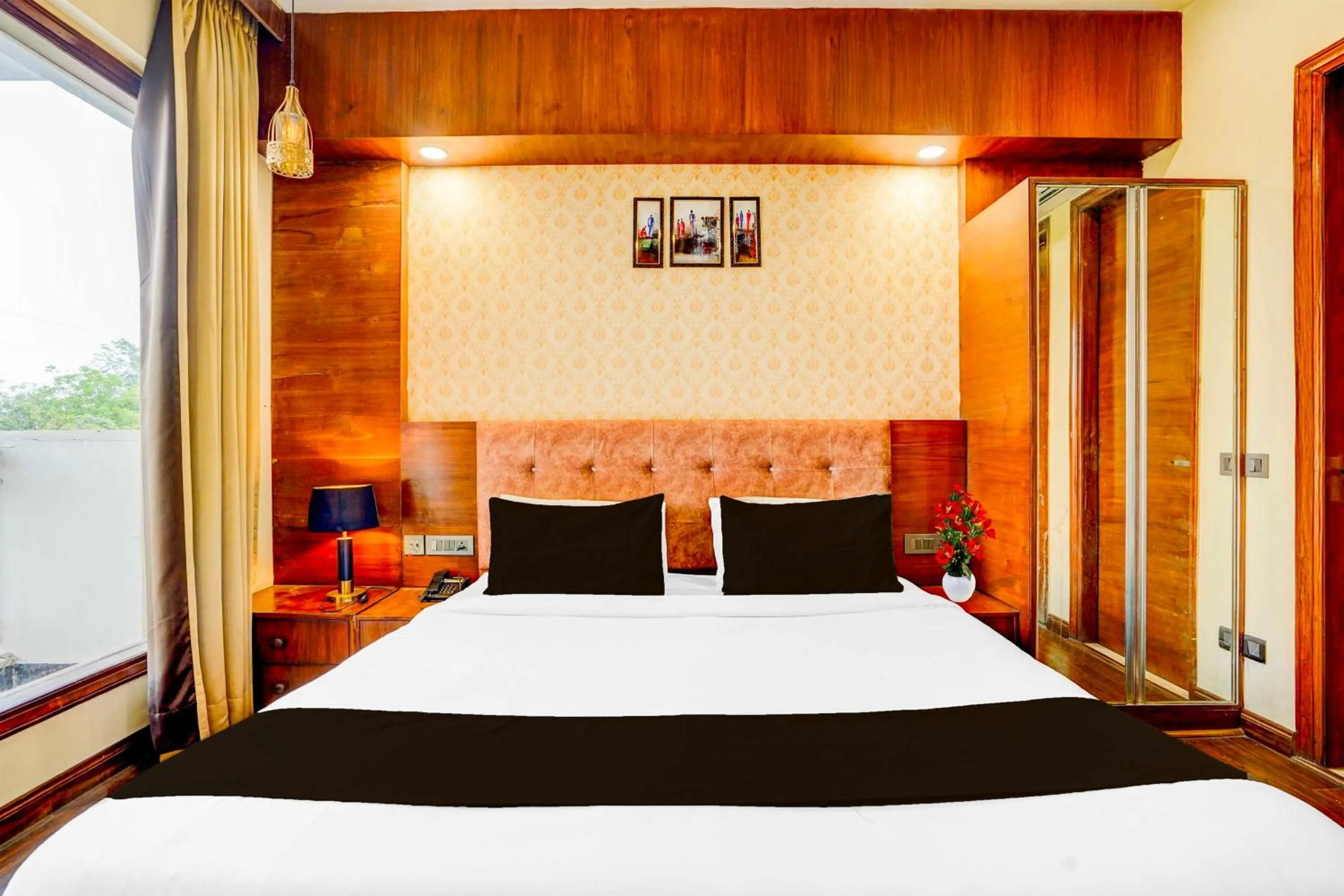 Bedroom, Bed in Townhouse Oak Sector 47 Near Medanta