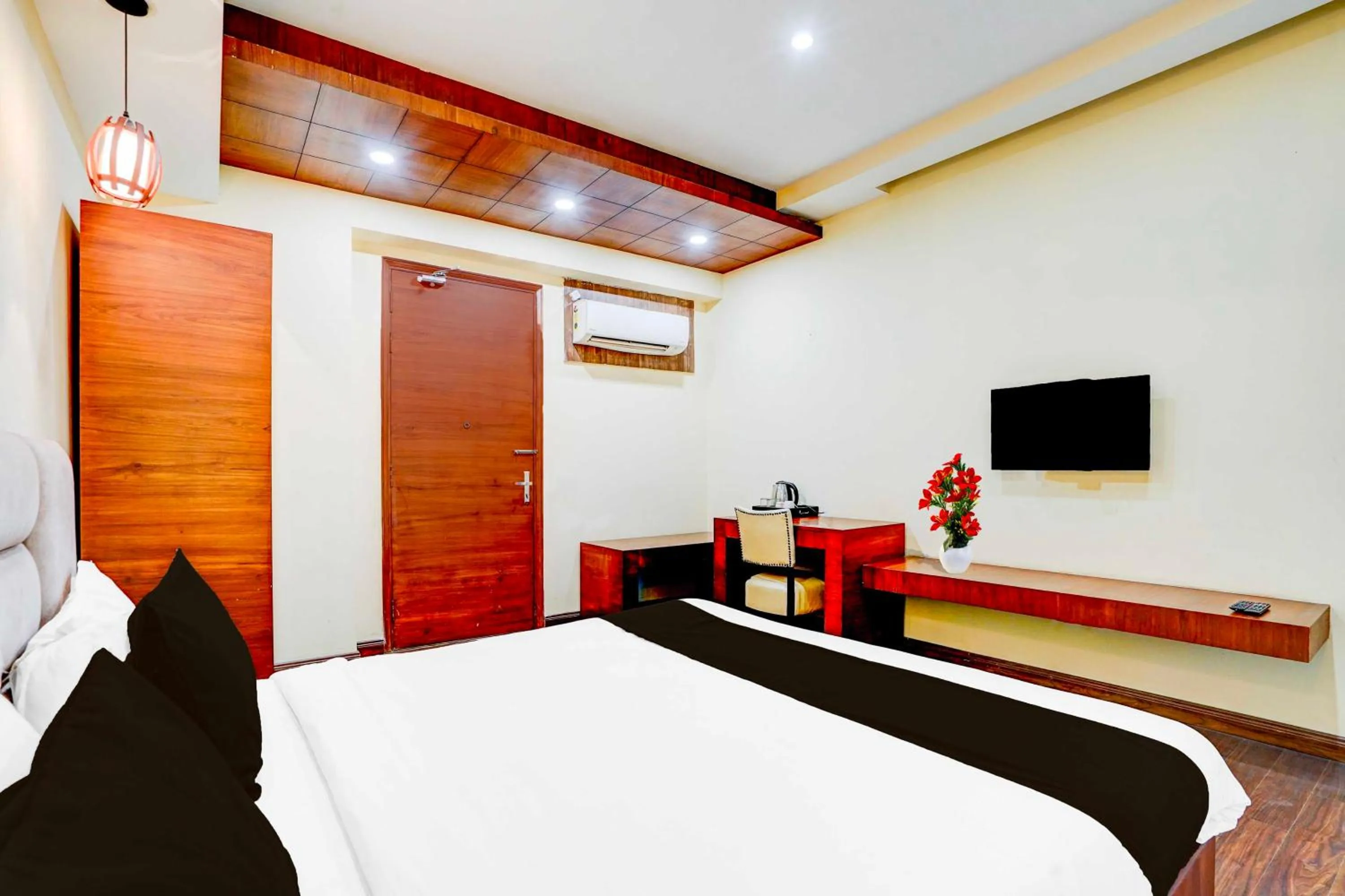 Bedroom, Bed in Townhouse Oak Sector 47 Near Medanta